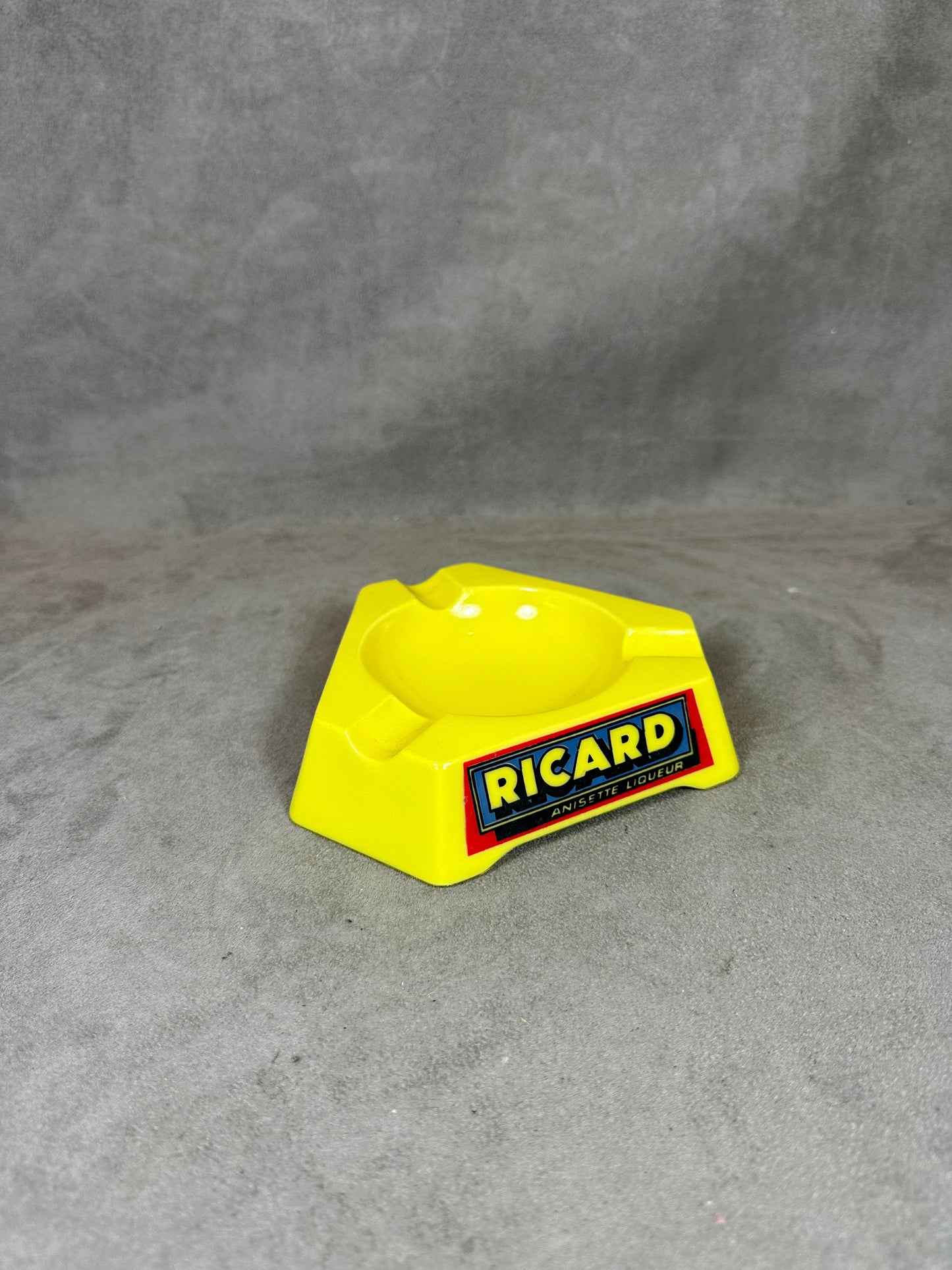 Ricard cendrier de bar triangulaire publicitaire jaune en verre Vintage 1960