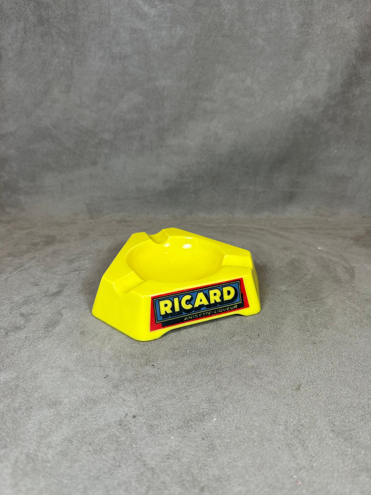 Ricard cendrier de bar triangulaire publicitaire jaune en verre Vintage 1960