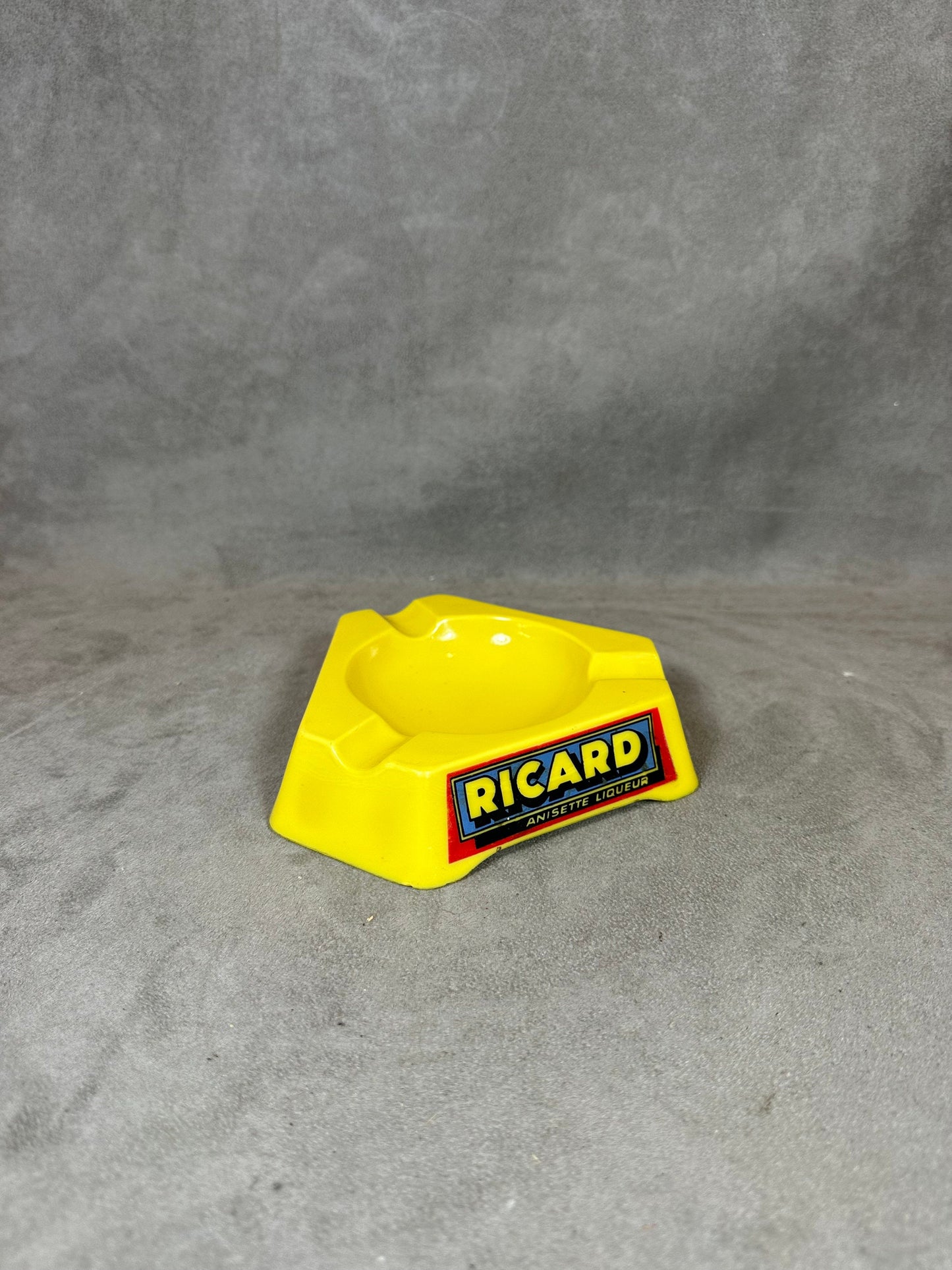 Ricard cendrier de bar triangulaire publicitaire jaune en verre Vintage 1960