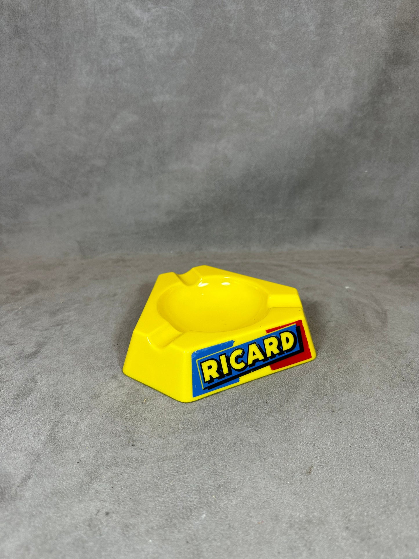 Ricard Vintage 1960er Jahre Gelbes Glas Dreieckiger Werbe-Bar-Aschenbecher