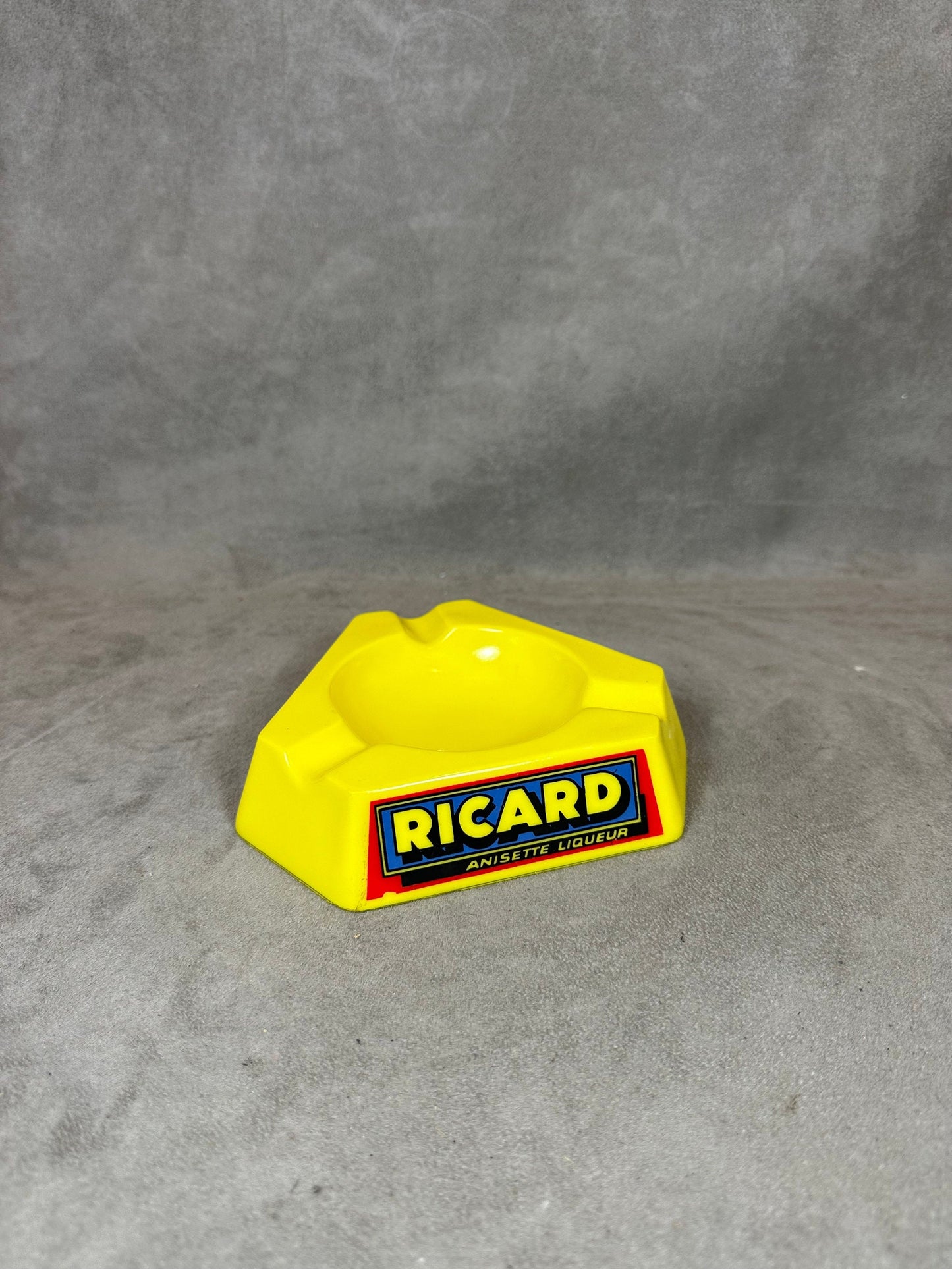 Ricard Vintage 1960er Jahre Gelbes Glas Dreieckiger Werbe-Bar-Aschenbecher