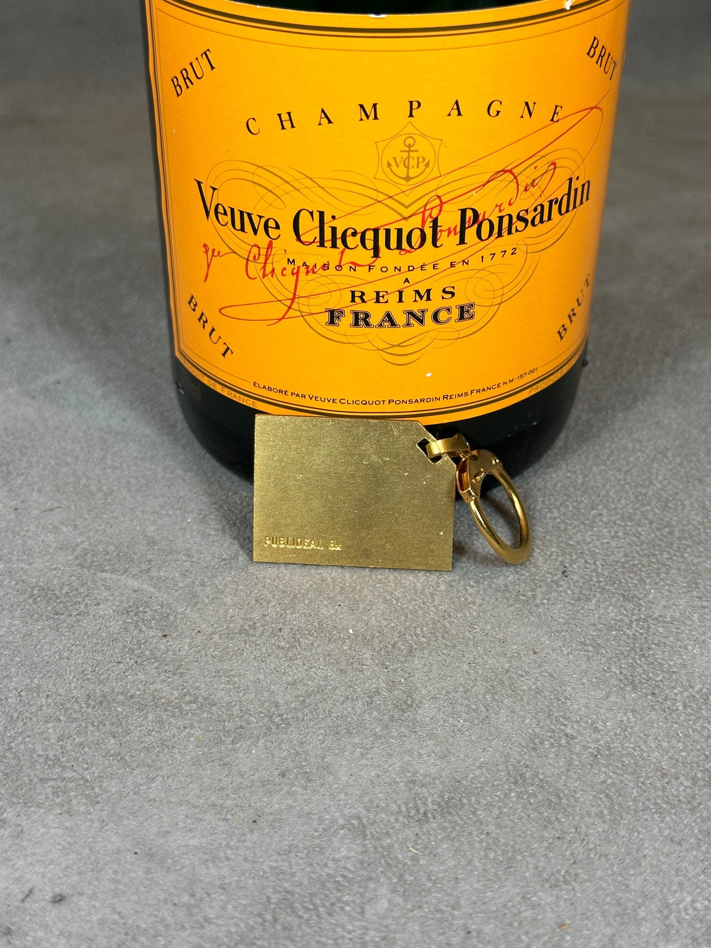 RARE Porte clés Veuve Clicquot en métal dorée patiné vintage Made in France Années 1980