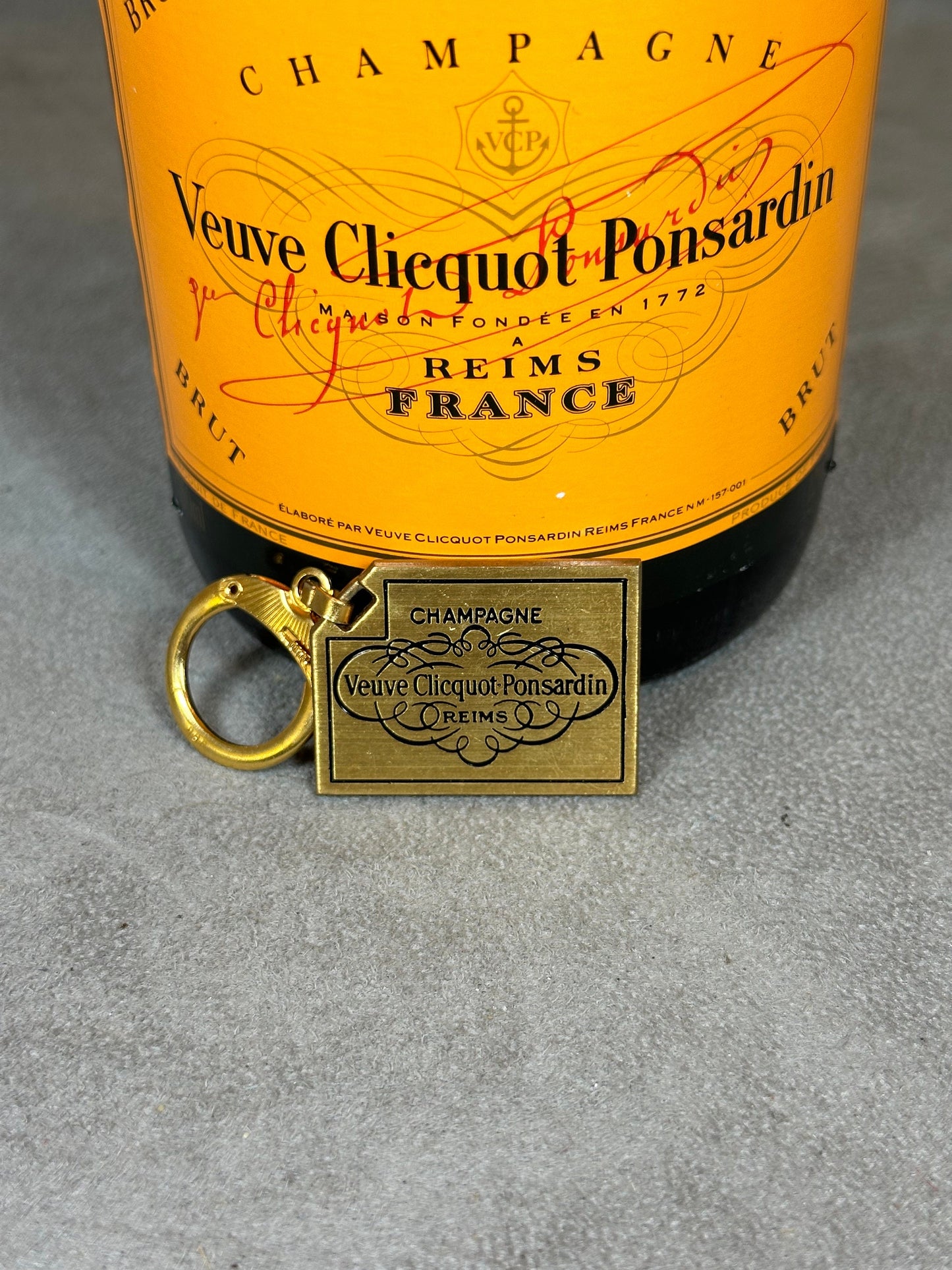 RARE Porte clés Veuve Clicquot en métal dorée patiné vintage Made in France Années 1980