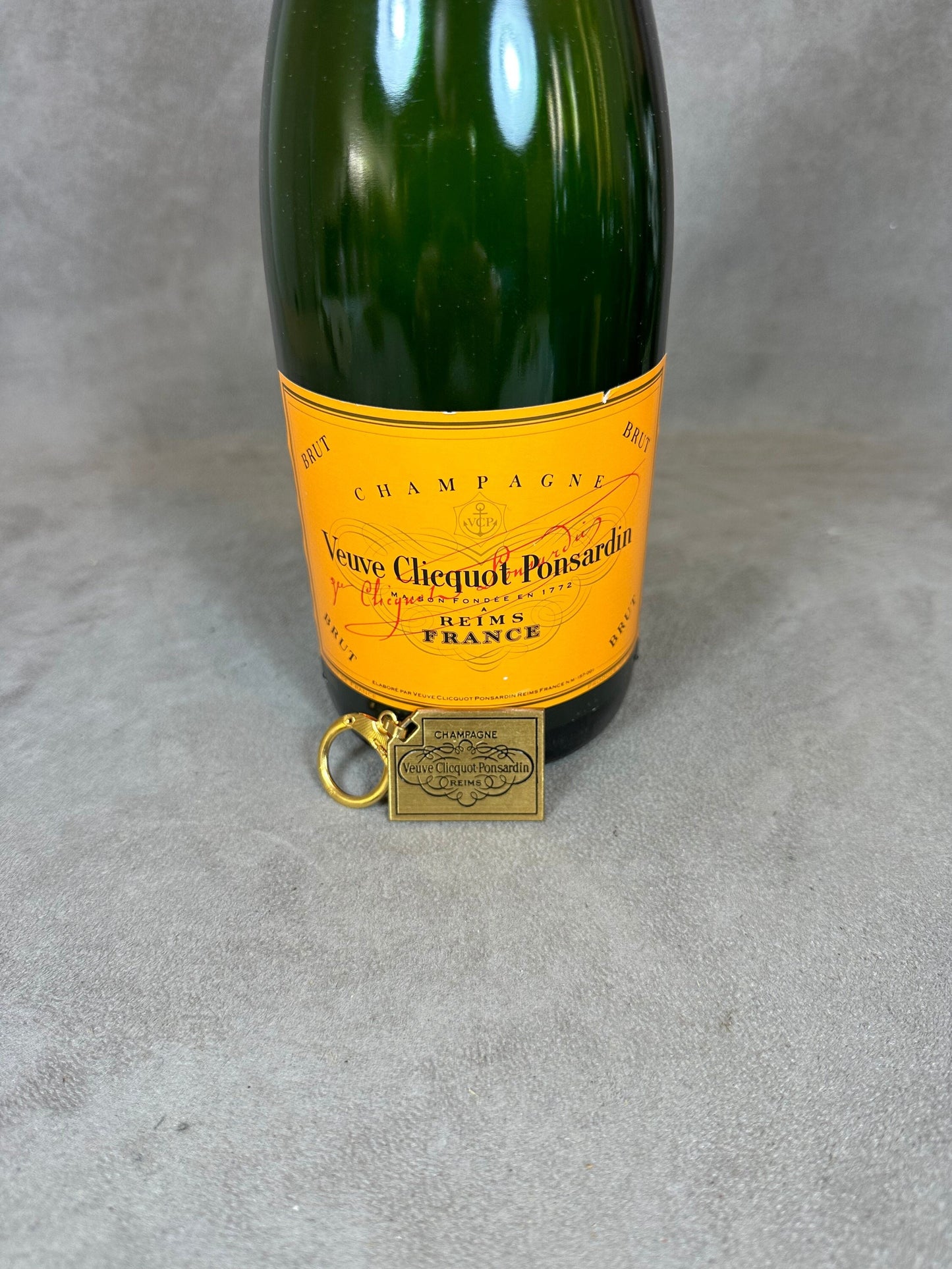 RARE Porte clés Veuve Clicquot en métal dorée patiné vintage Made in France Années 1980