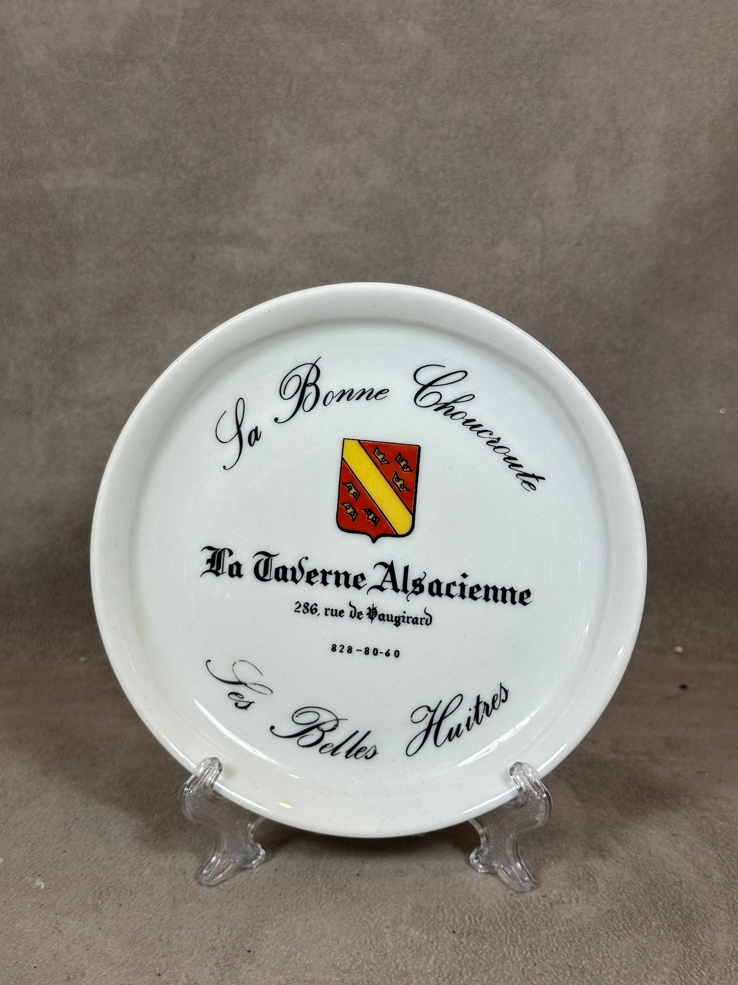 Vintage advertising ashtray from the Restaurant La Taverne Alsacienne 286 rue de Vaugirard in porcelain from the 1970s