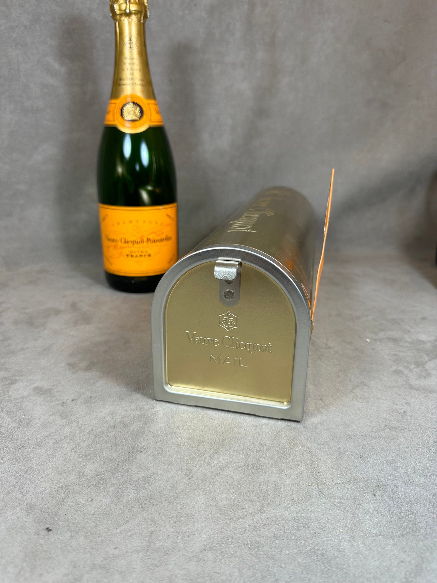 RARE boite métal or en forme de boite lettre US pour bouteille de champagne Veuve Clicquot Ponsardin Made in France Vintage 1980