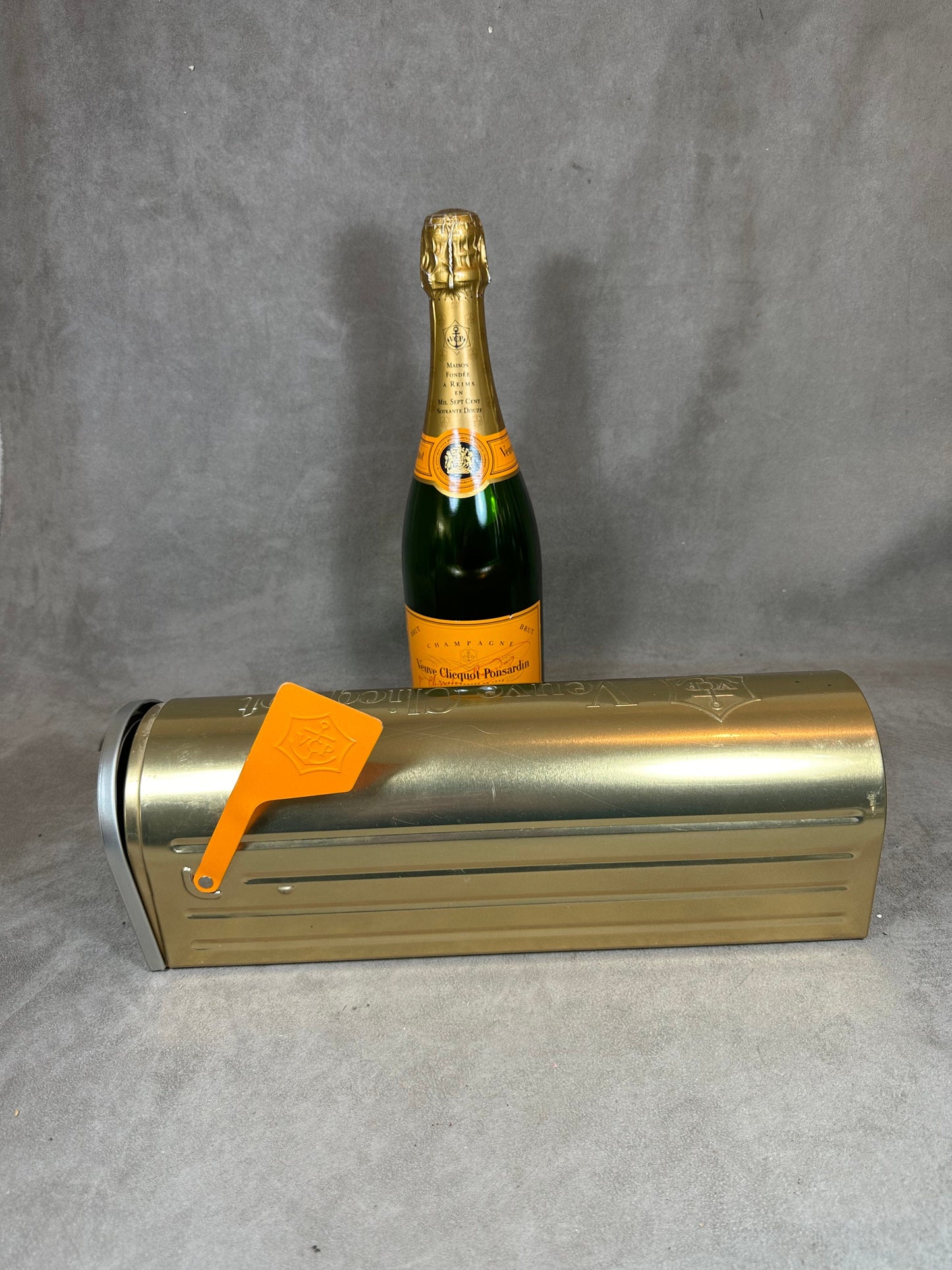 RARE boite métal or en forme de boite lettre US pour bouteille de champagne Veuve Clicquot Ponsardin Made in France Vintage 1980