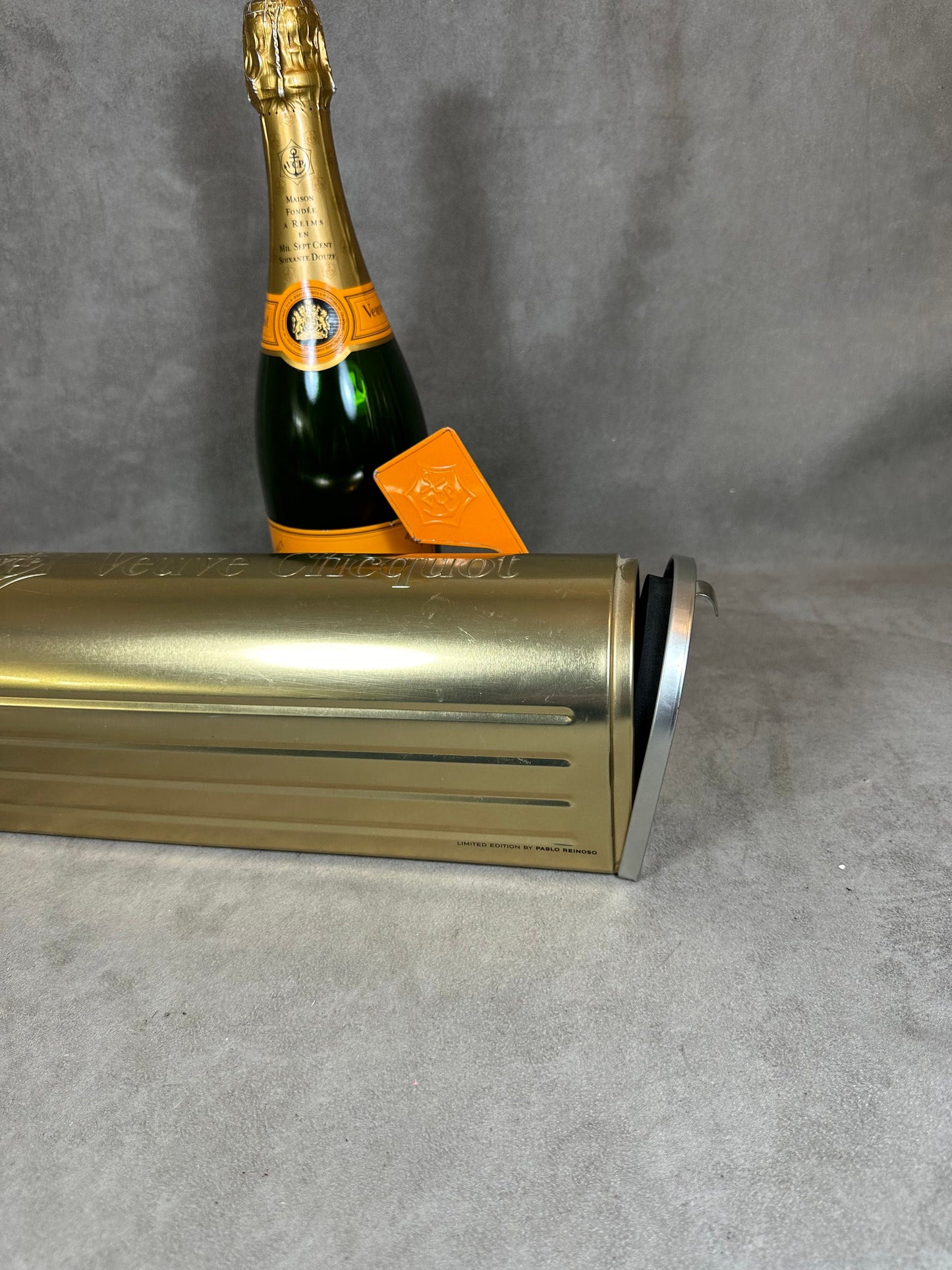RARE boite métal or en forme de boite lettre US pour bouteille de champagne Veuve Clicquot Ponsardin Made in France Vintage 1980