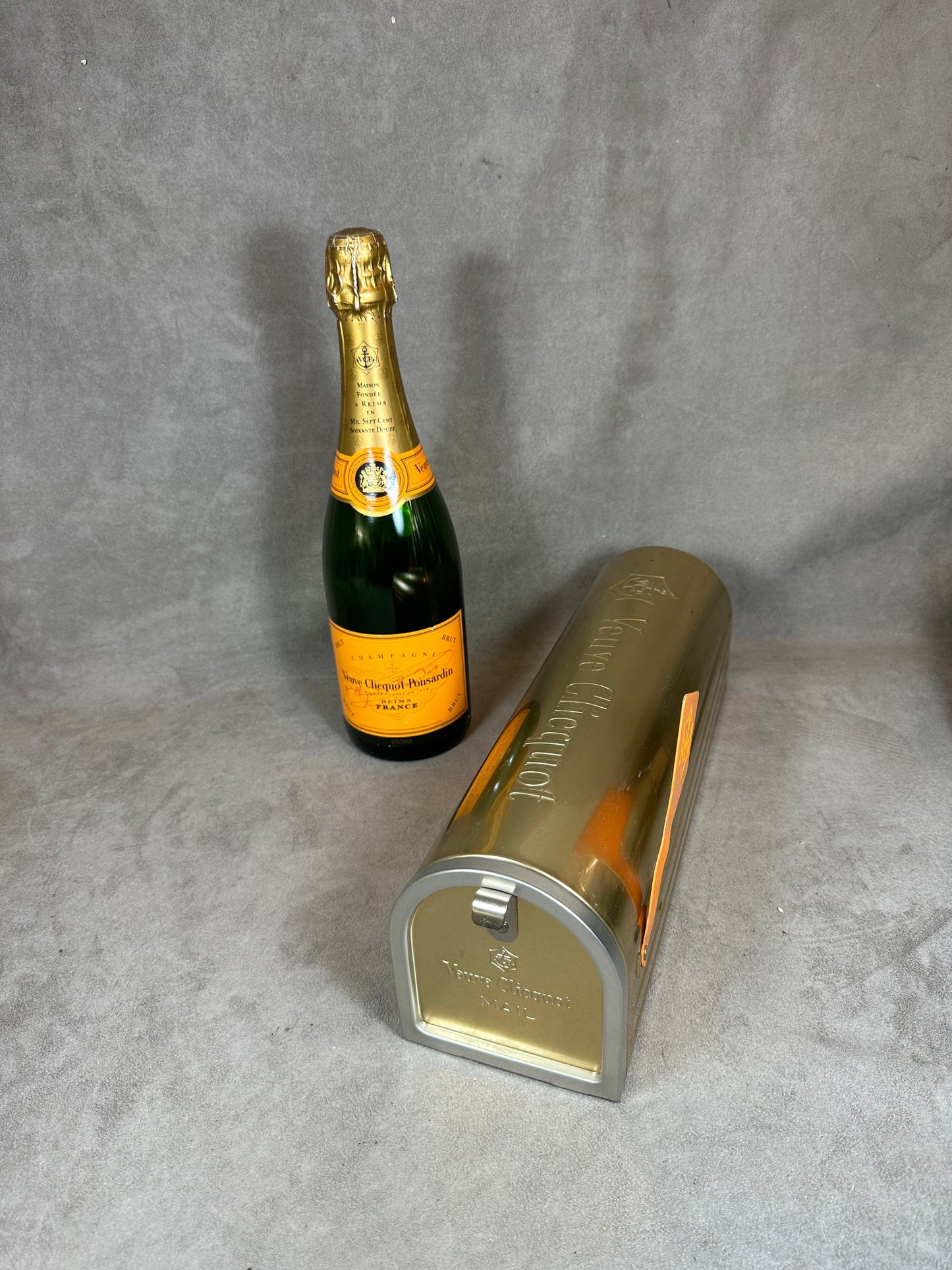 RARE boite métal or en forme de boite lettre US pour bouteille de champagne Veuve Clicquot Ponsardin Made in France Vintage 1980