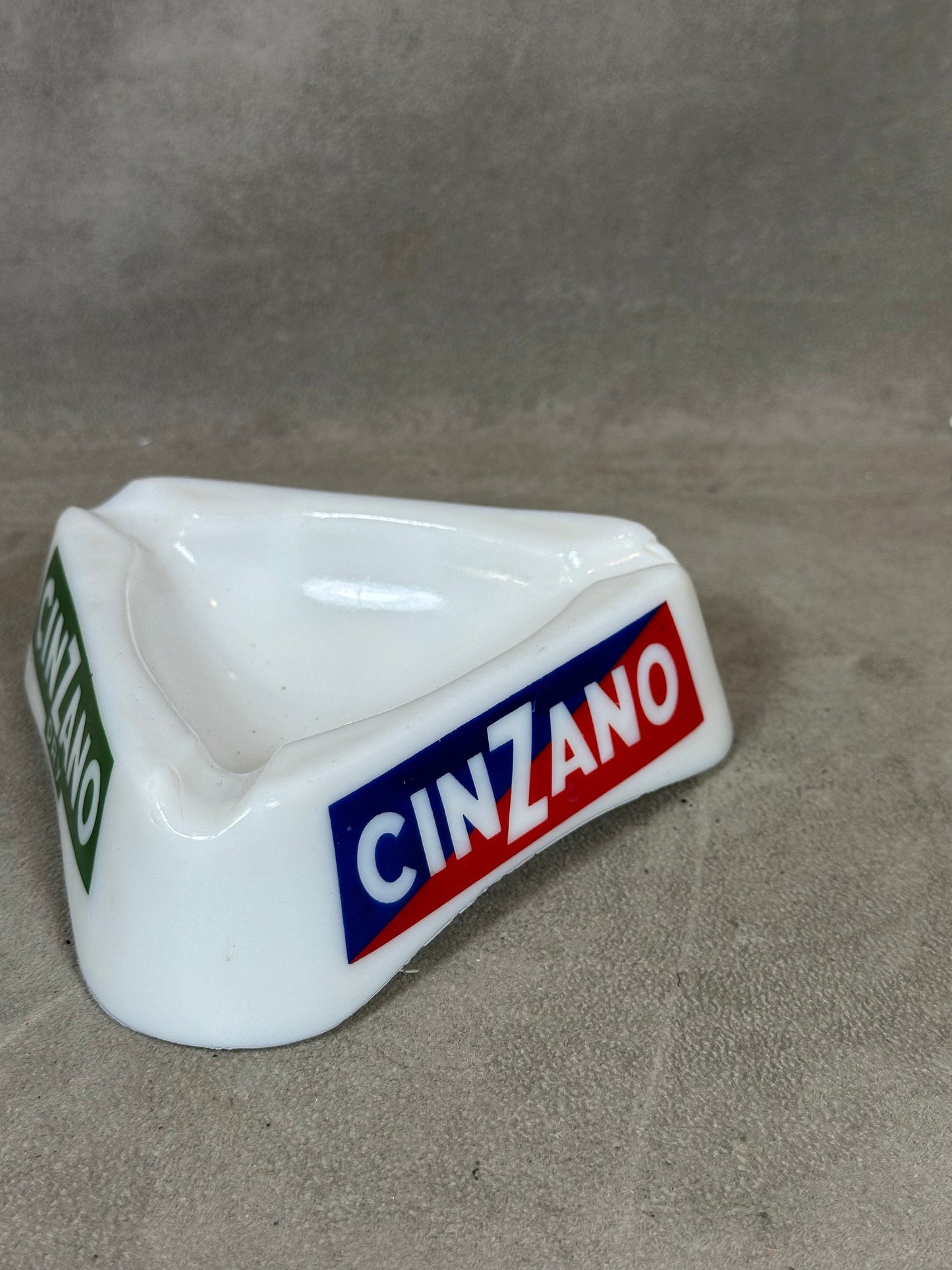 Vintage Cinzano Werbeaschenbecher aus weißem Glas. Hergestellt in Frankreich, 1960er Jahre