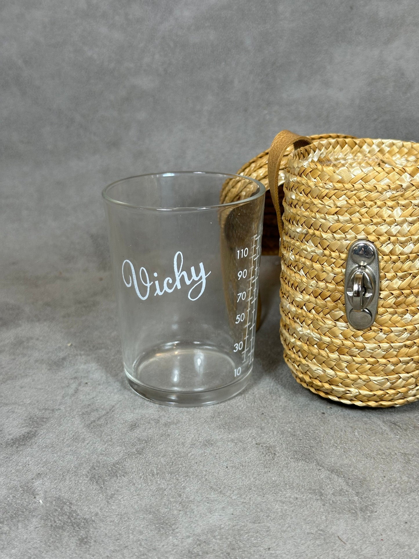 Verre à eau de curiste gravé VICHY avec graduations dans son étui en paille tressée avec lanière et fermoir en cuir  Vintage 1950