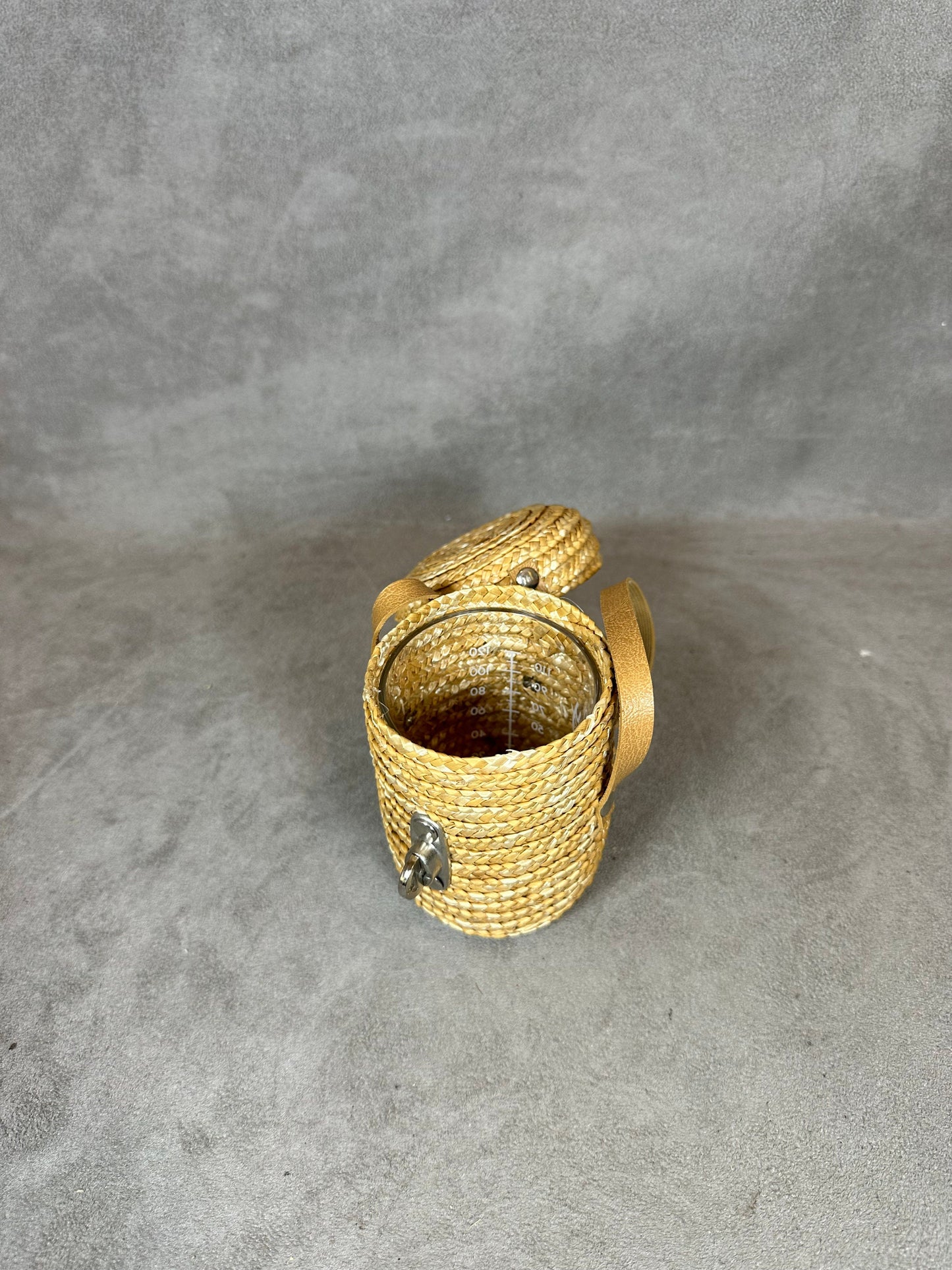 Verre à eau de curiste gravé VICHY avec graduations dans son étui en paille tressée avec lanière et fermoir en cuir  Vintage 1950