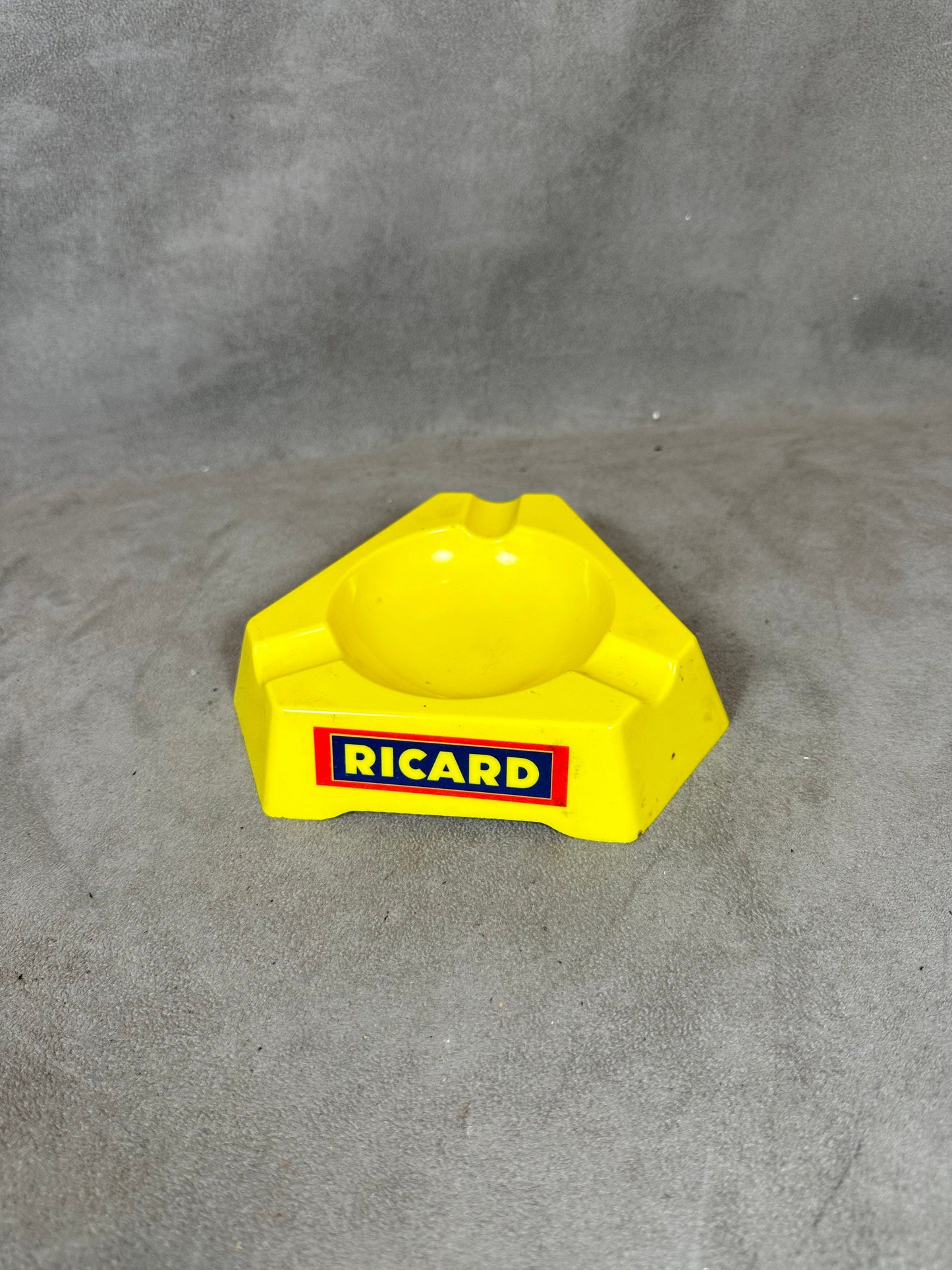 Ricard cendrier de bar triangulaire publicitaire jaune en plastique Vintage 1960