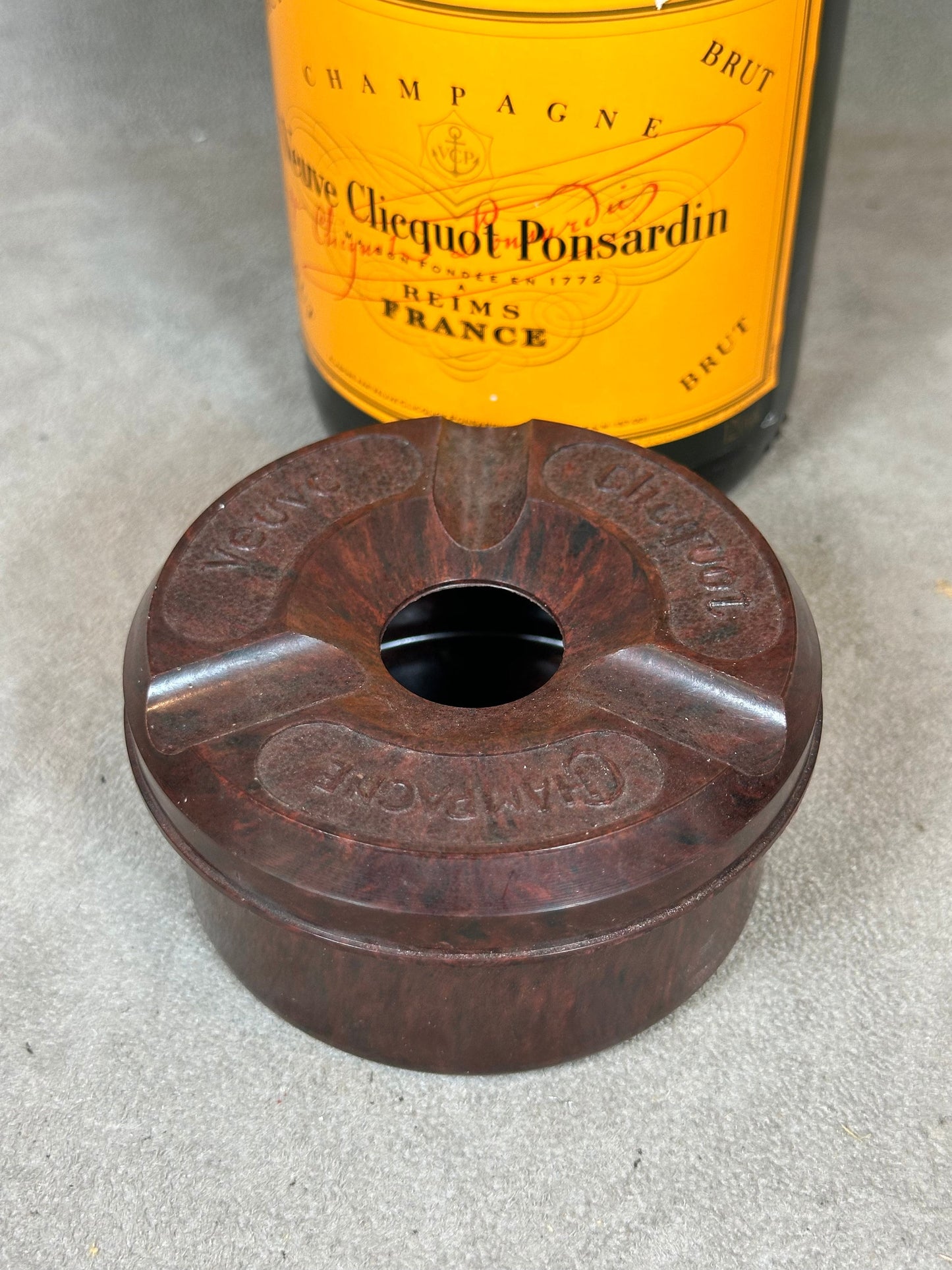 VERY RARE Veuve Clicquot Cendrier en bakélite vintage Made in France Années 1950