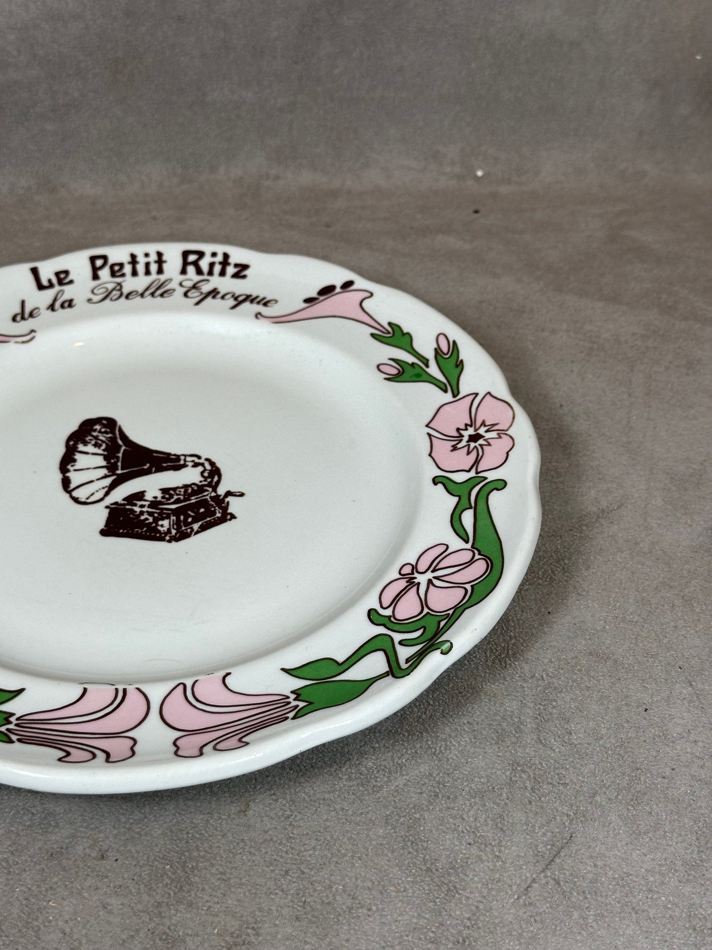 SELTENER prächtiger Teller von Le Petit Ritz aus der Belle Epoque. Hergestellt in Frankreich in den 1970er Jahren.