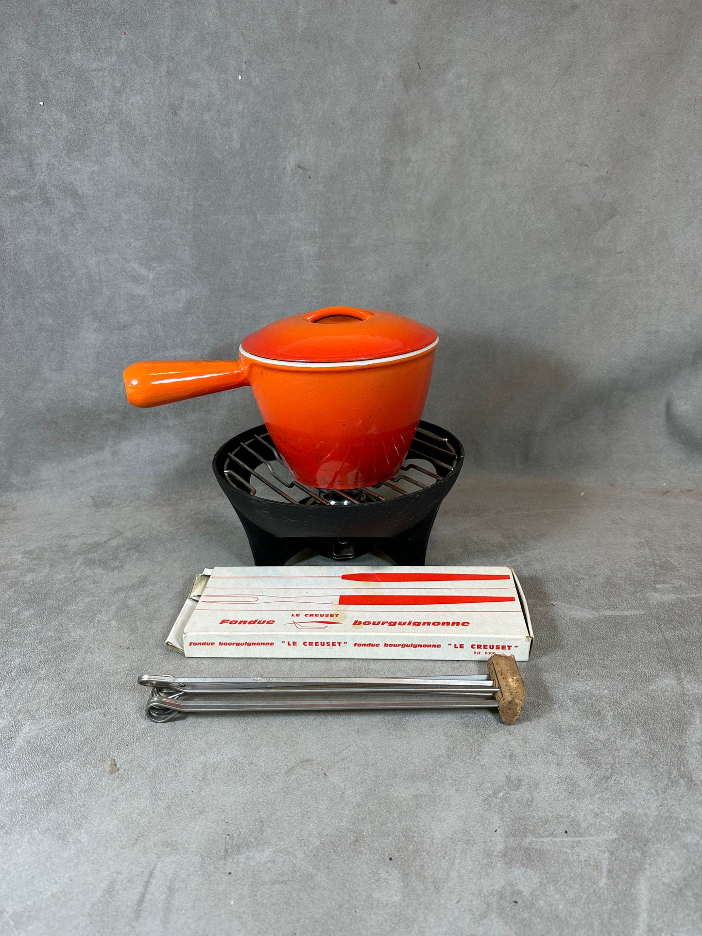 Appareil a fondue vintage en fonte emaillée avec ses 6 fourchettes et 6 piques  Le Creuset Made in France