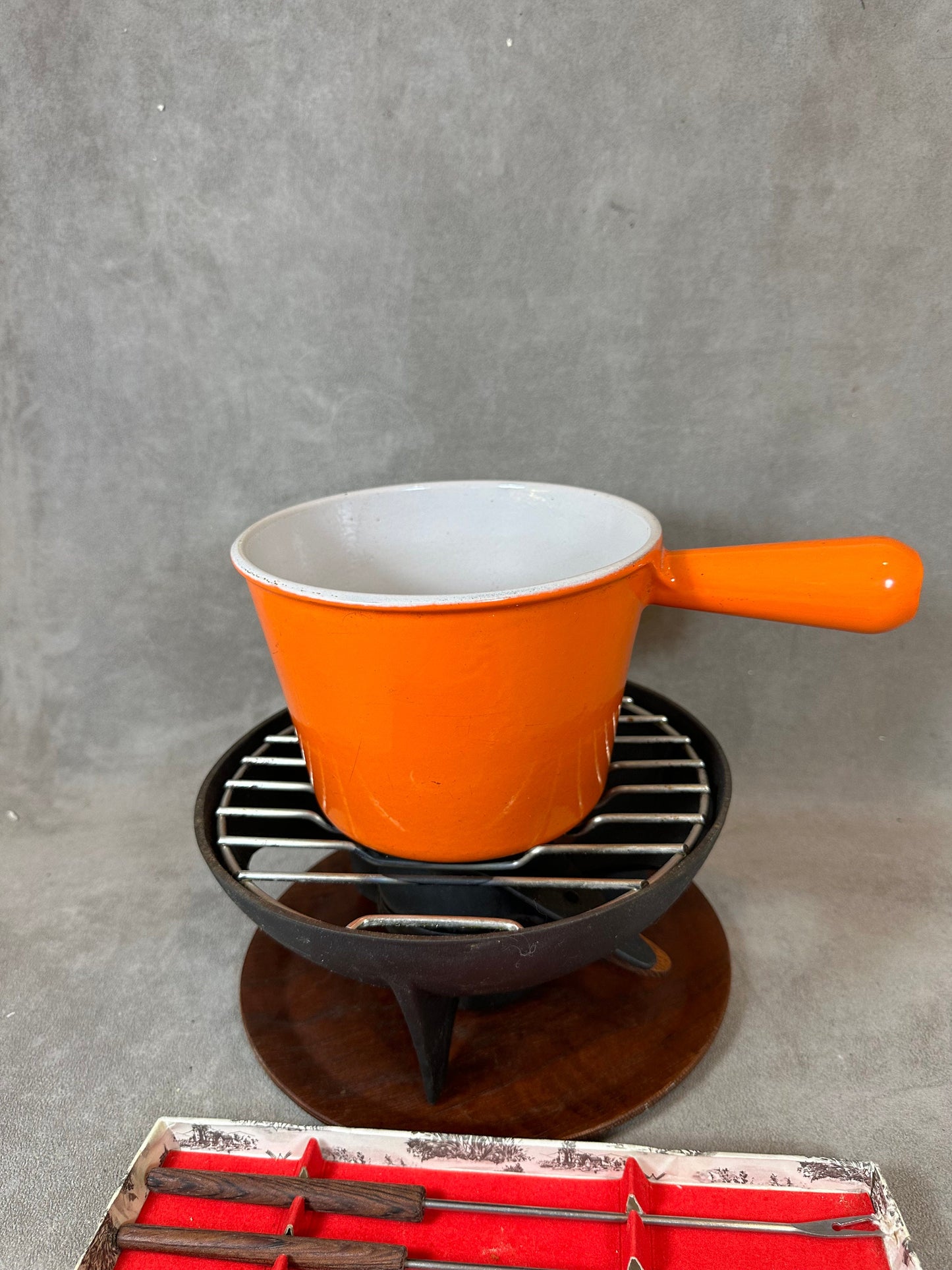 Vintage Fondue-Set aus emailliertem Gusseisen mit 6 Le Creuset-Gabeln Made in France