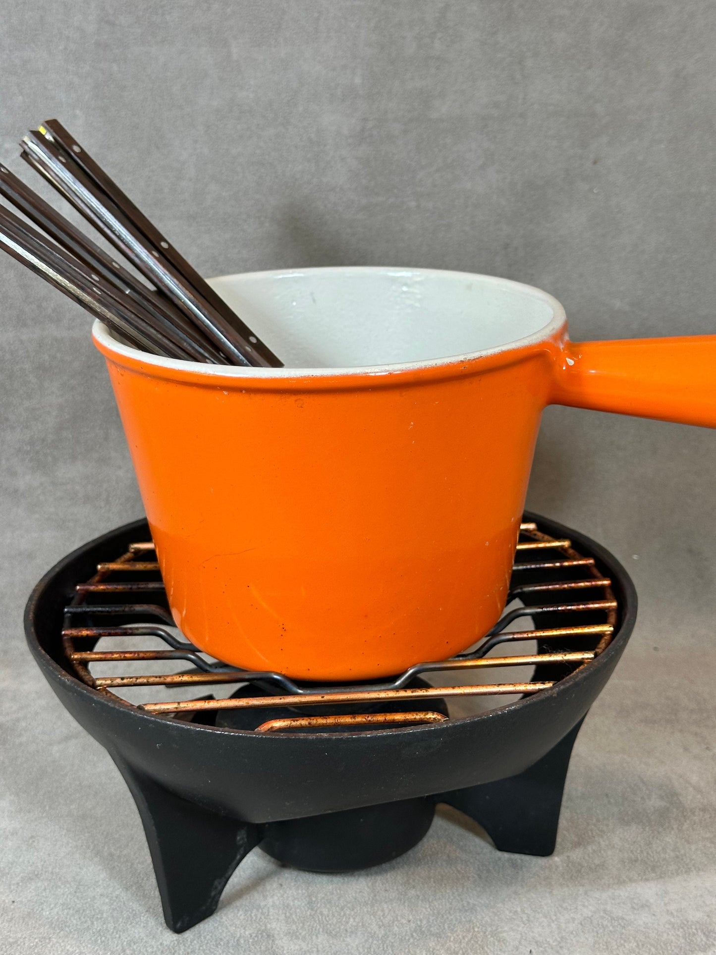 Appareil a fondue vintage en fonte emaillée avec ses 6 fourchettes Le Creuset Made in France