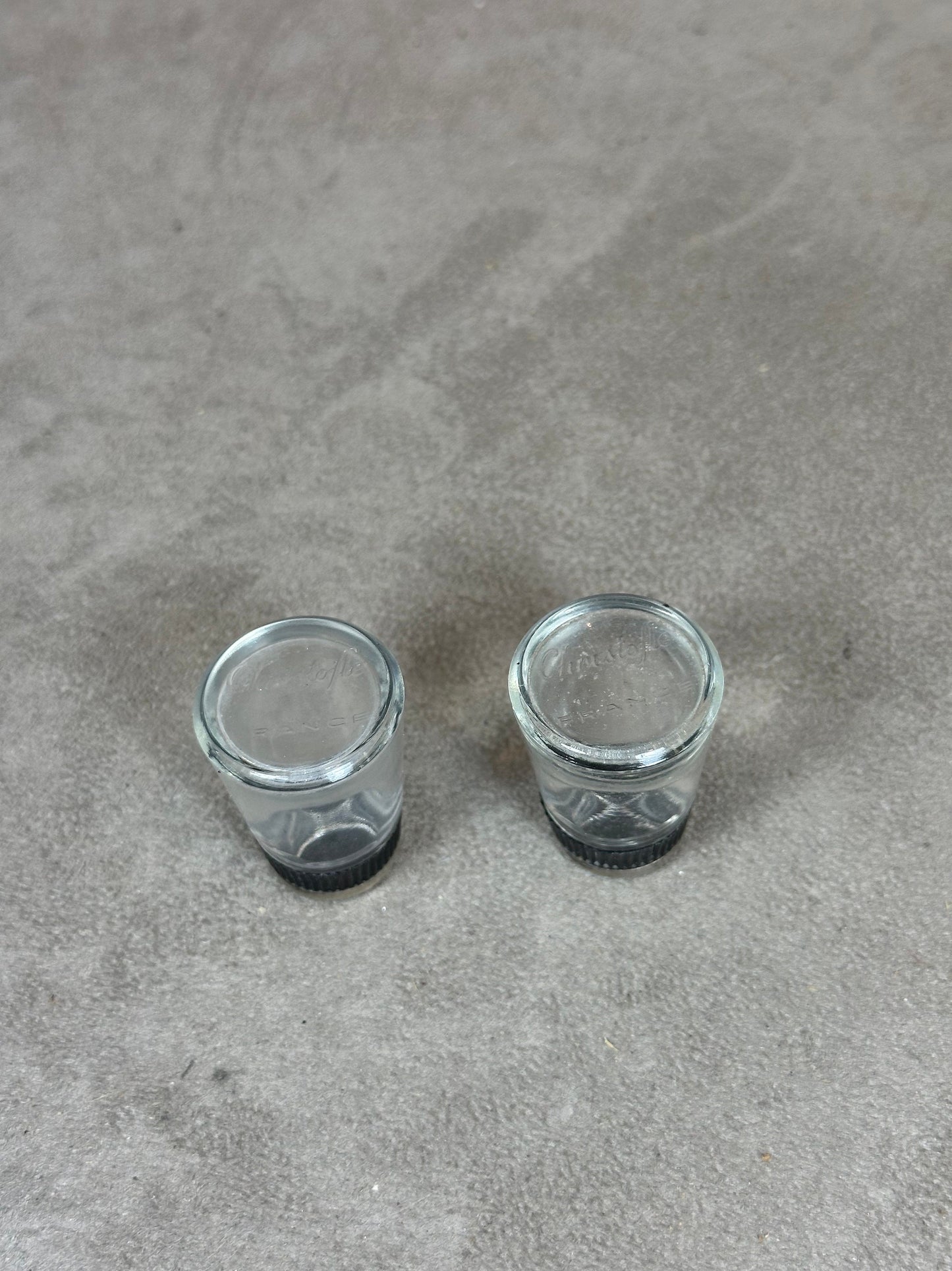 Set mit 2 Salzstreuern von CHRISTOFLE ORFEVRERIE aus Glas und versilbertem Metall. Hergestellt in Frankreich, 1990er Jahre