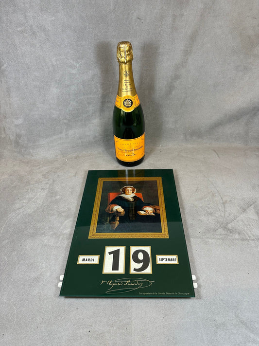 VERY RARE Calendrier Perpétuel en verre et plastique Veuve Clicquot à décor de Barbe Clicquot La Grande Dame de Champagne vintage 1970