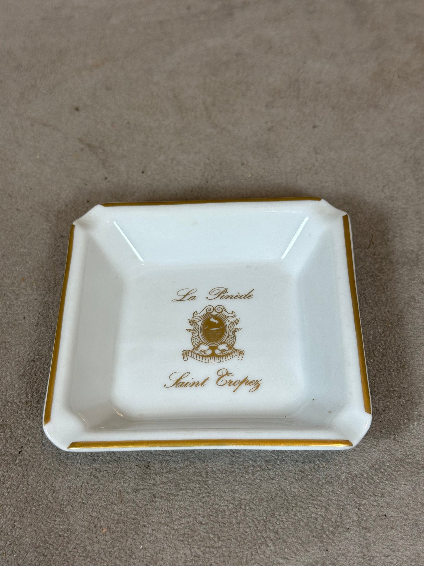 Cendrier publicitaire vintage de l'hotel résidence de luxe La Pinède à St Tropez à en porcelaine par Bernardaud  Années 1980