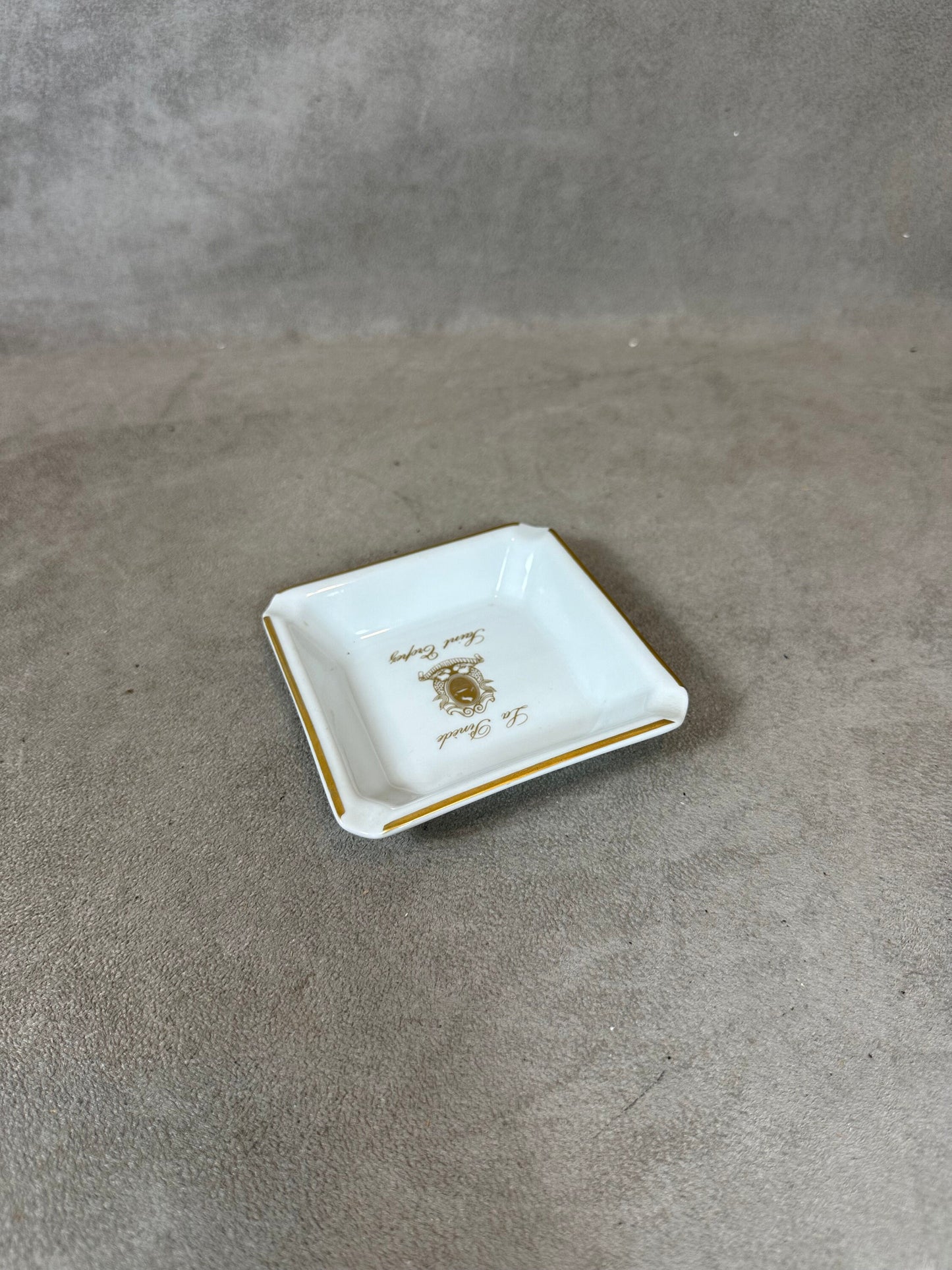 Cendrier publicitaire vintage de l'hotel résidence de luxe La Pinède à St Tropez à en porcelaine par Bernardaud  Années 1980