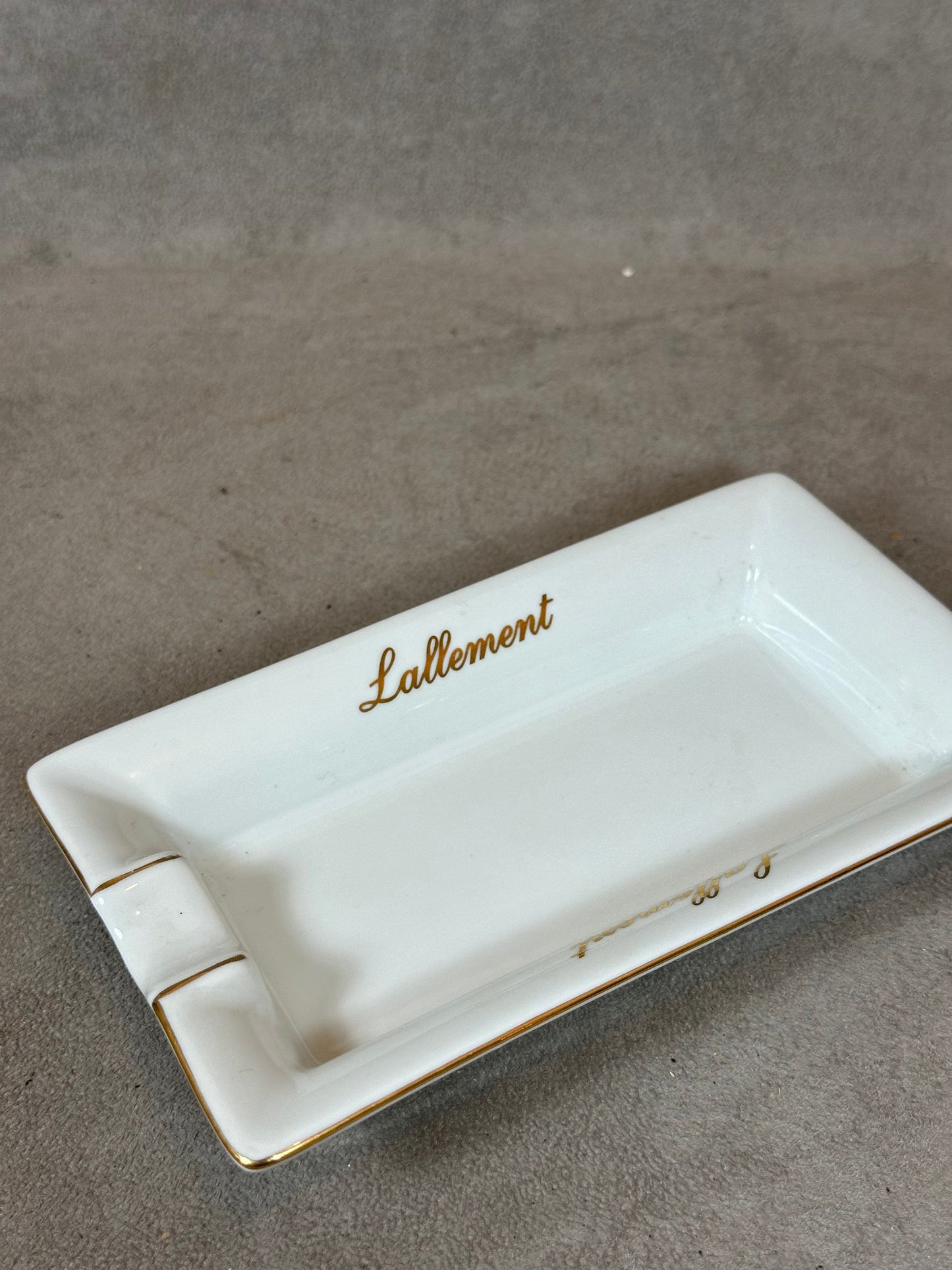 Vintage advertising ashtray from the luxury hotel Plaza Athénée Paris in porcelain 1970s