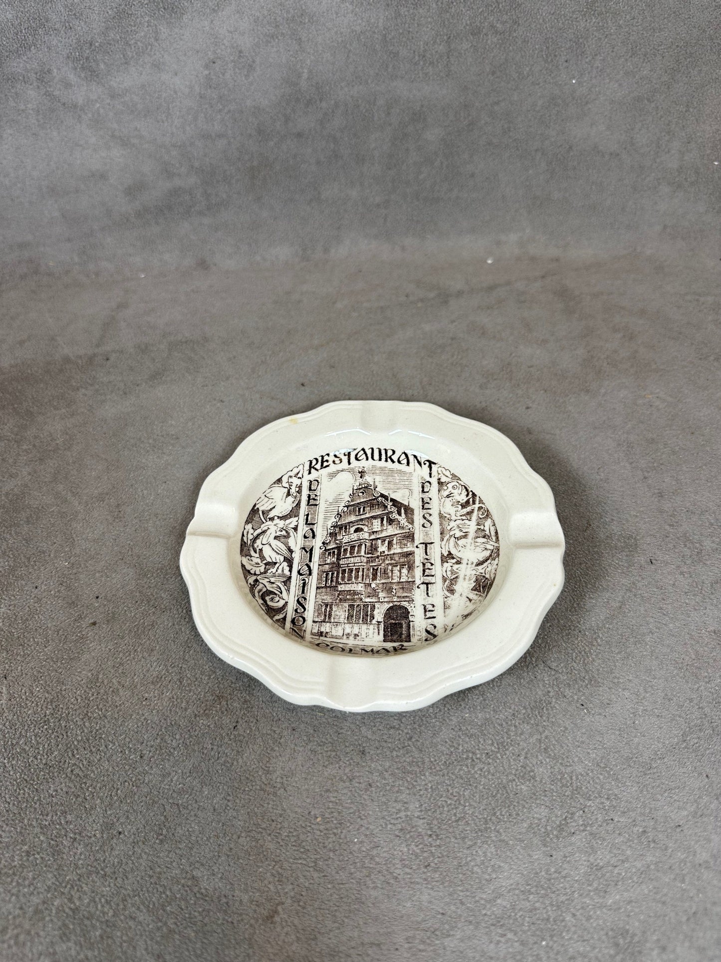 Advertising ashtray from the Brasserie de la maison des têtes restaurant in Colmar, vintage in Sarreguemines earthenware, Made in France, 1961