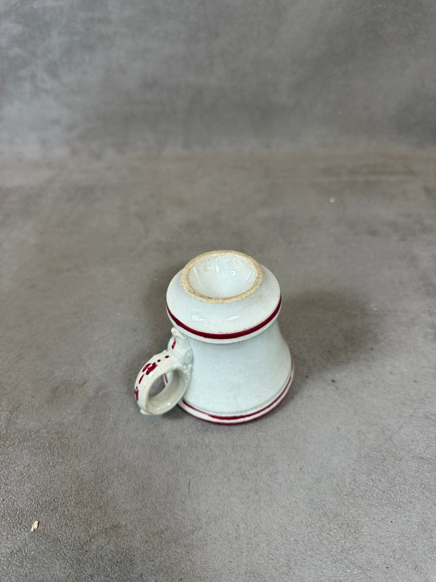 Tasse Brulot ancienne en faience blanche et rouge vintage Made in France Années 1920
