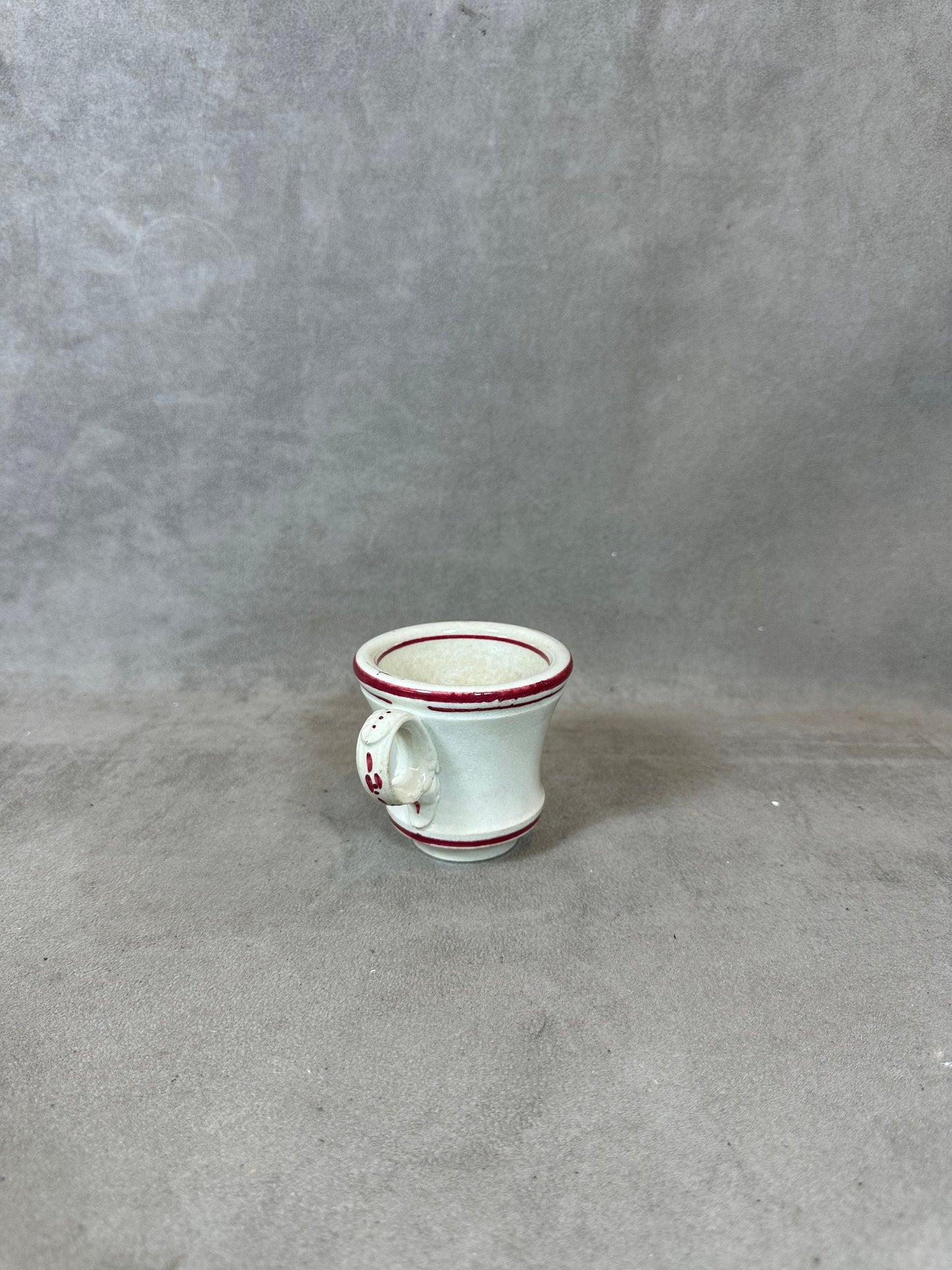 Tasse Brulot ancienne en faience blanche et rouge vintage Made in France Années 1920