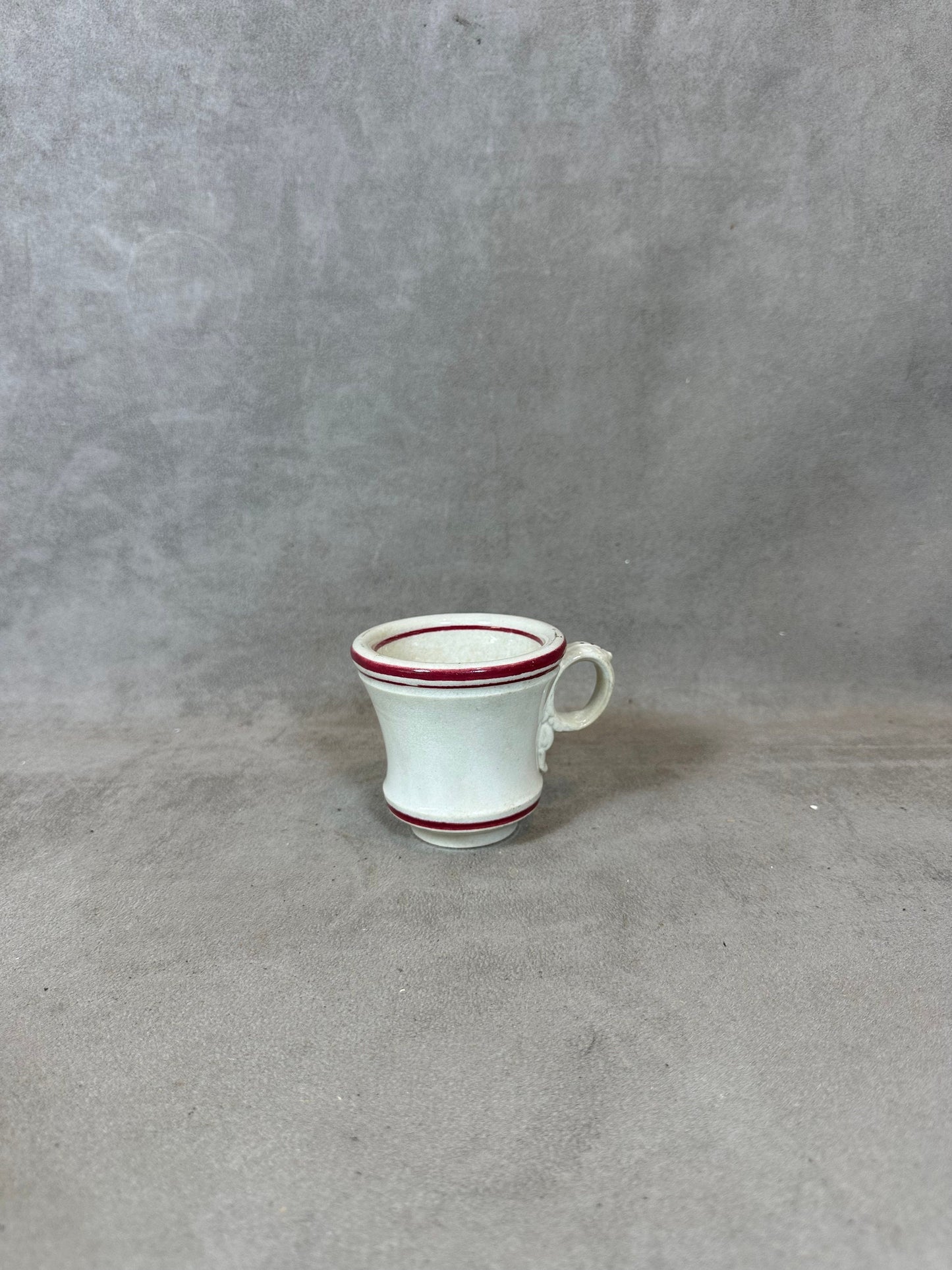 Tasse Brulot ancienne en faience blanche et rouge vintage Made in France Années 1920
