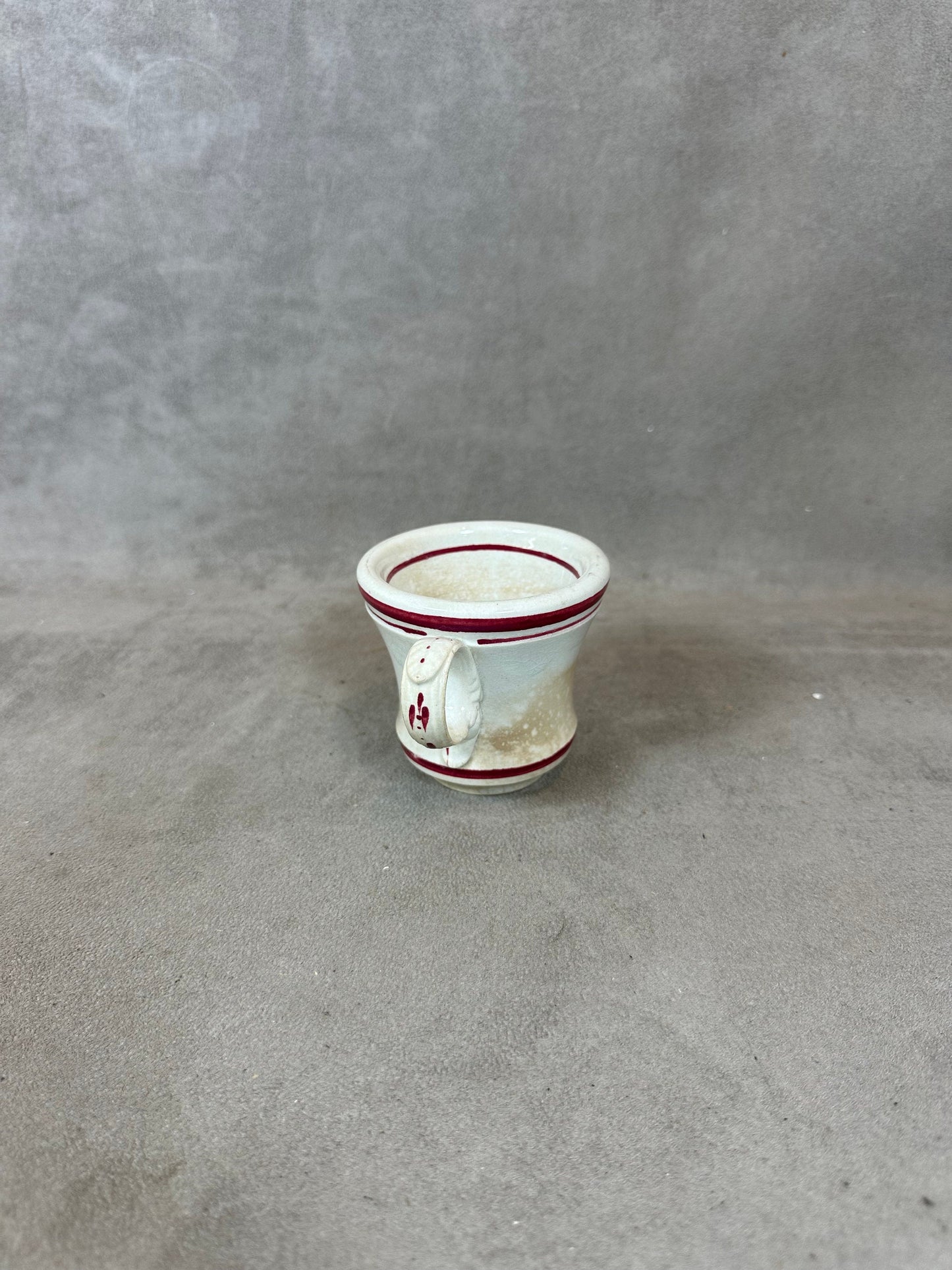Tasse Brulot ancienne en faience blanche et rouge vintage Made in France Années 1920