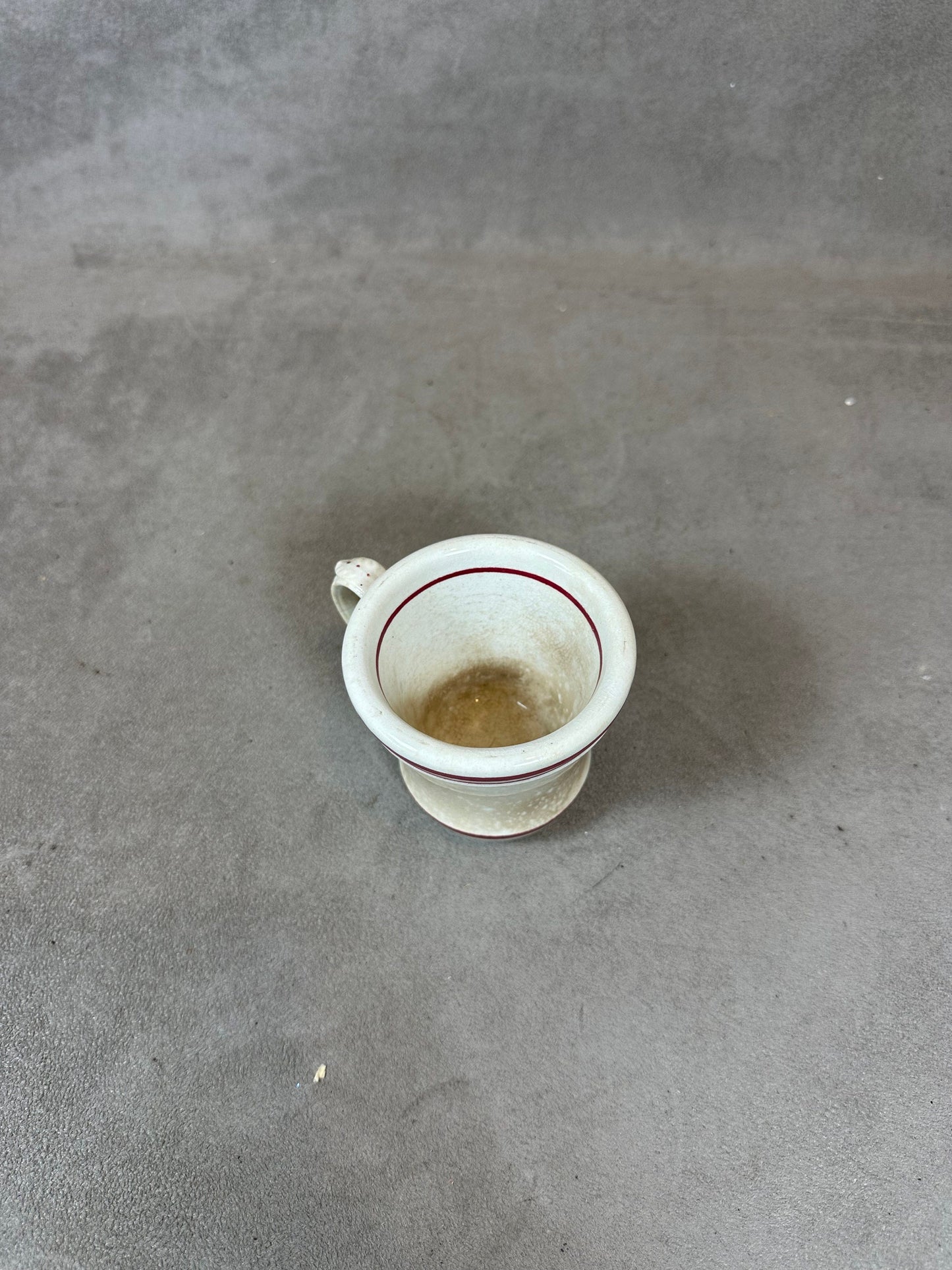 Tasse Brulot ancienne en faience blanche et rouge vintage Made in France Années 1920