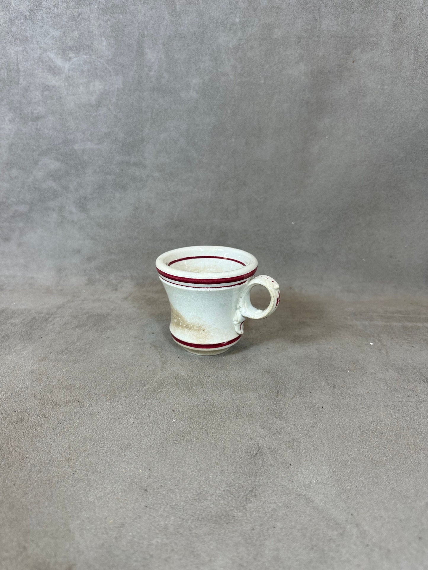Tasse Brulot ancienne en faience blanche et rouge vintage Made in France Années 1920