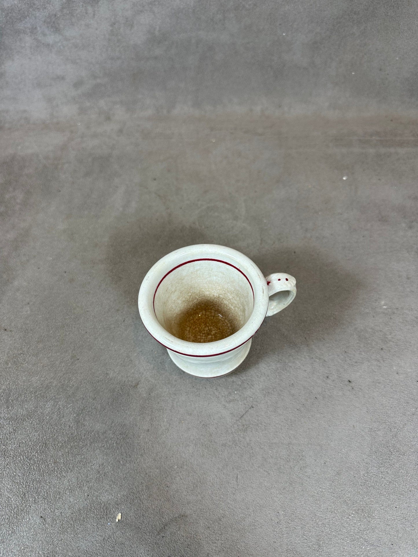 Tasse Brulot ancienne en faience blanche et rouge vintage Made in France Années 1920