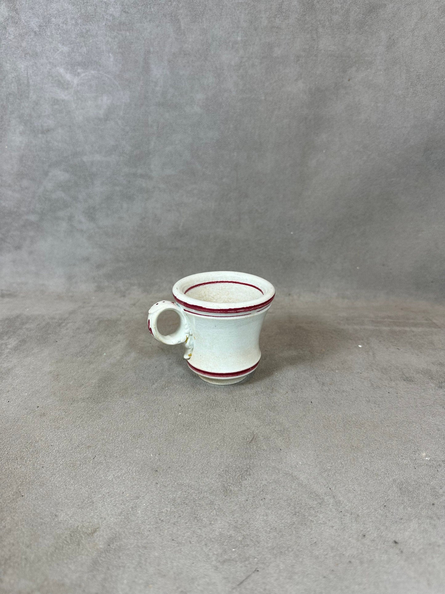 Tasse Brulot ancienne en faience blanche et rouge vintage Made in France Années 1920
