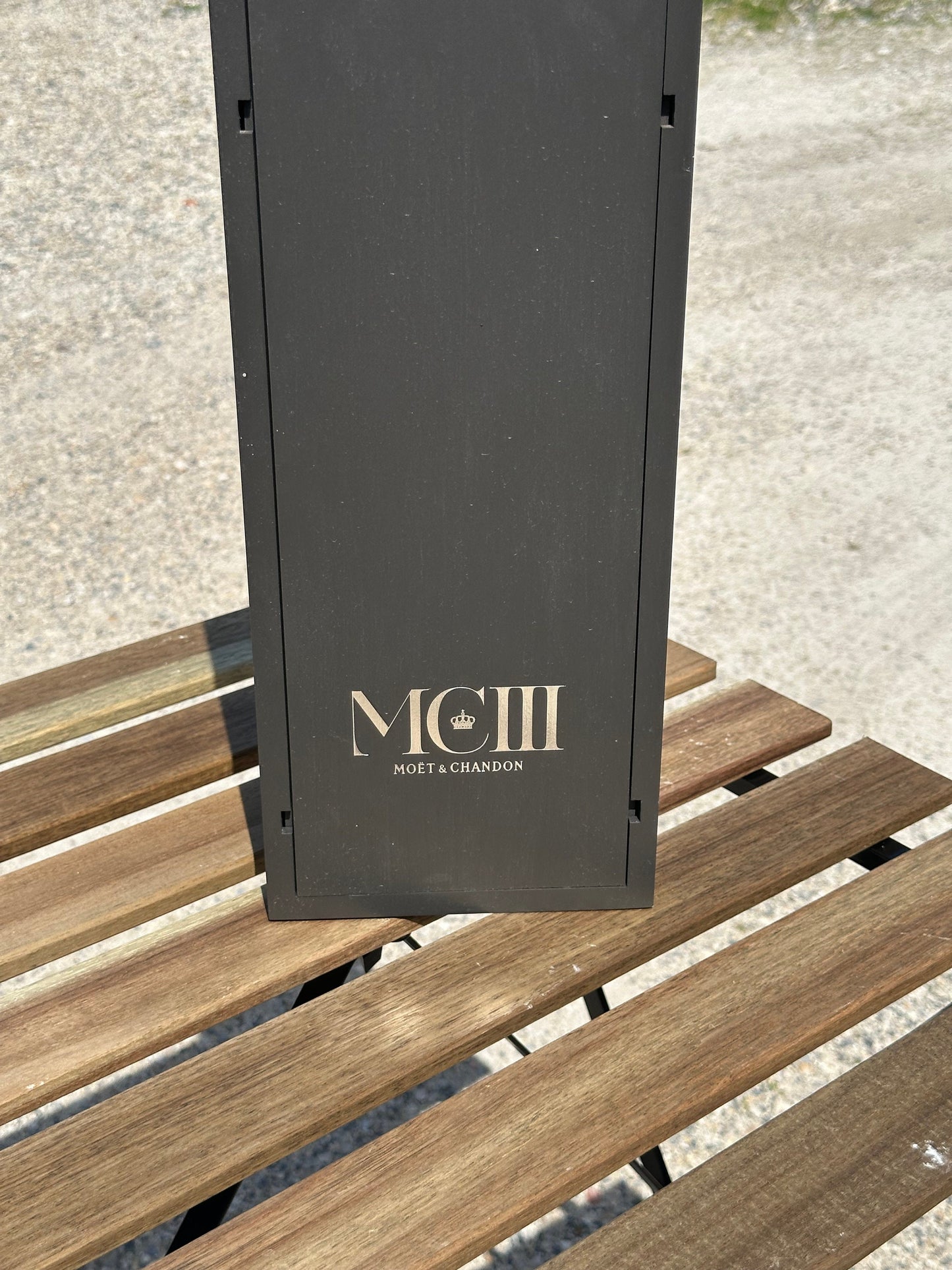 Caisse en bois pour bouteilles de champagne taille magnum Moet&Chandon édition spéciale collector MCIII  Made in France Années 1980