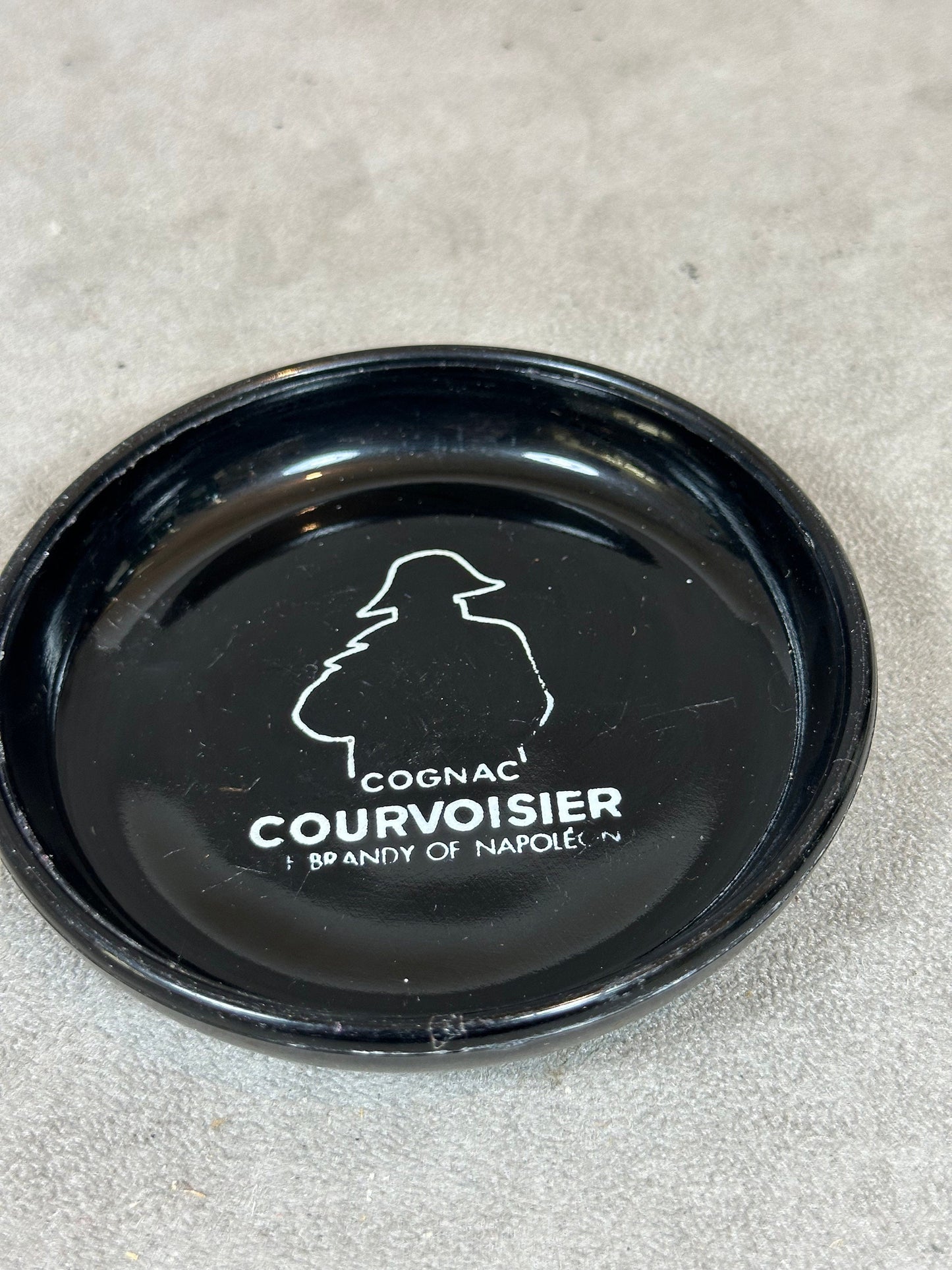 Courvoisier Aschenbecher aus schwarzem Vintage-Glas, hergestellt in Frankreich