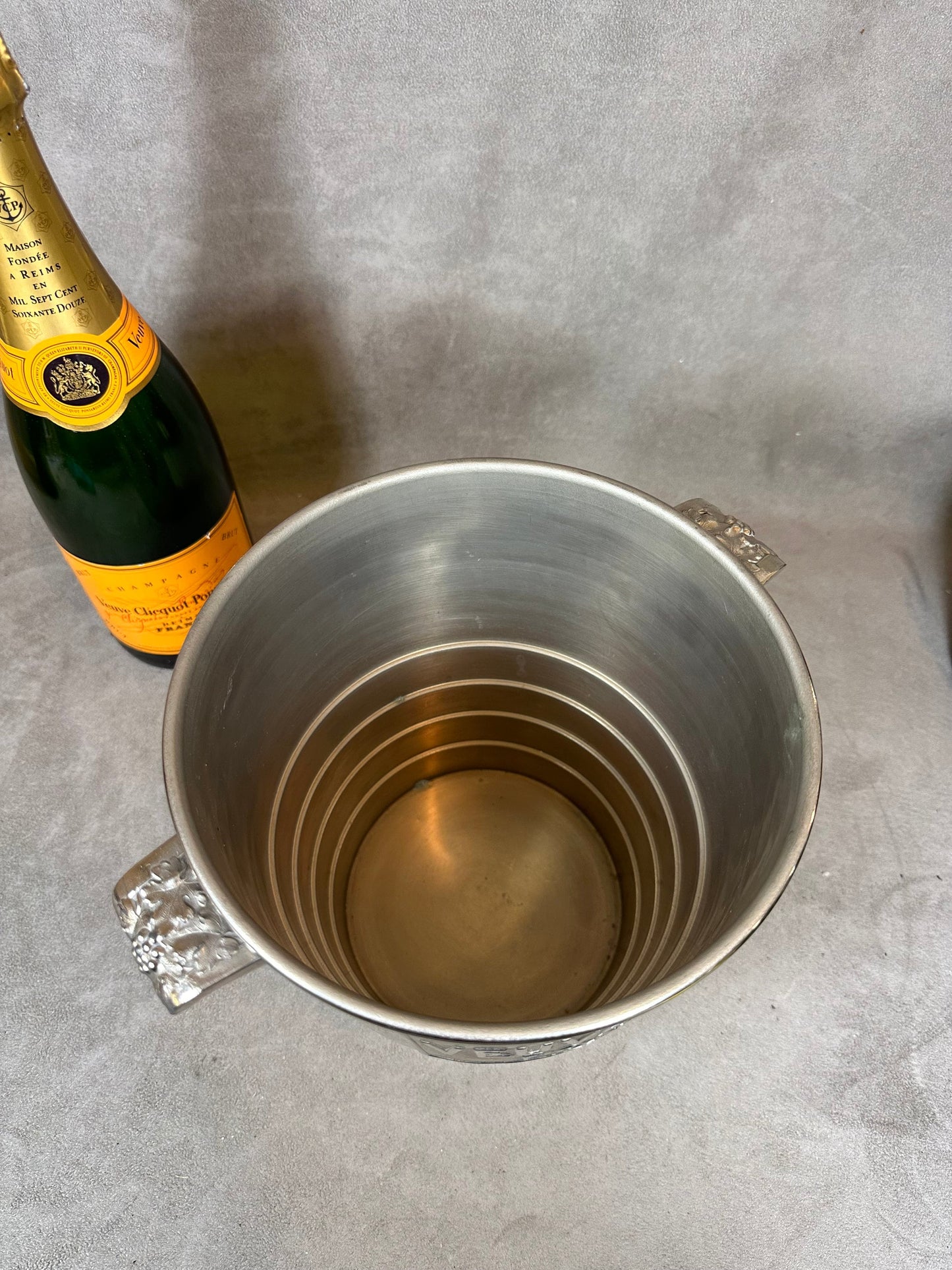 VERY RARE Veuve Clicquot Magnifique seau en métal argenté ARGIT pour bouteille de champagne Made in France