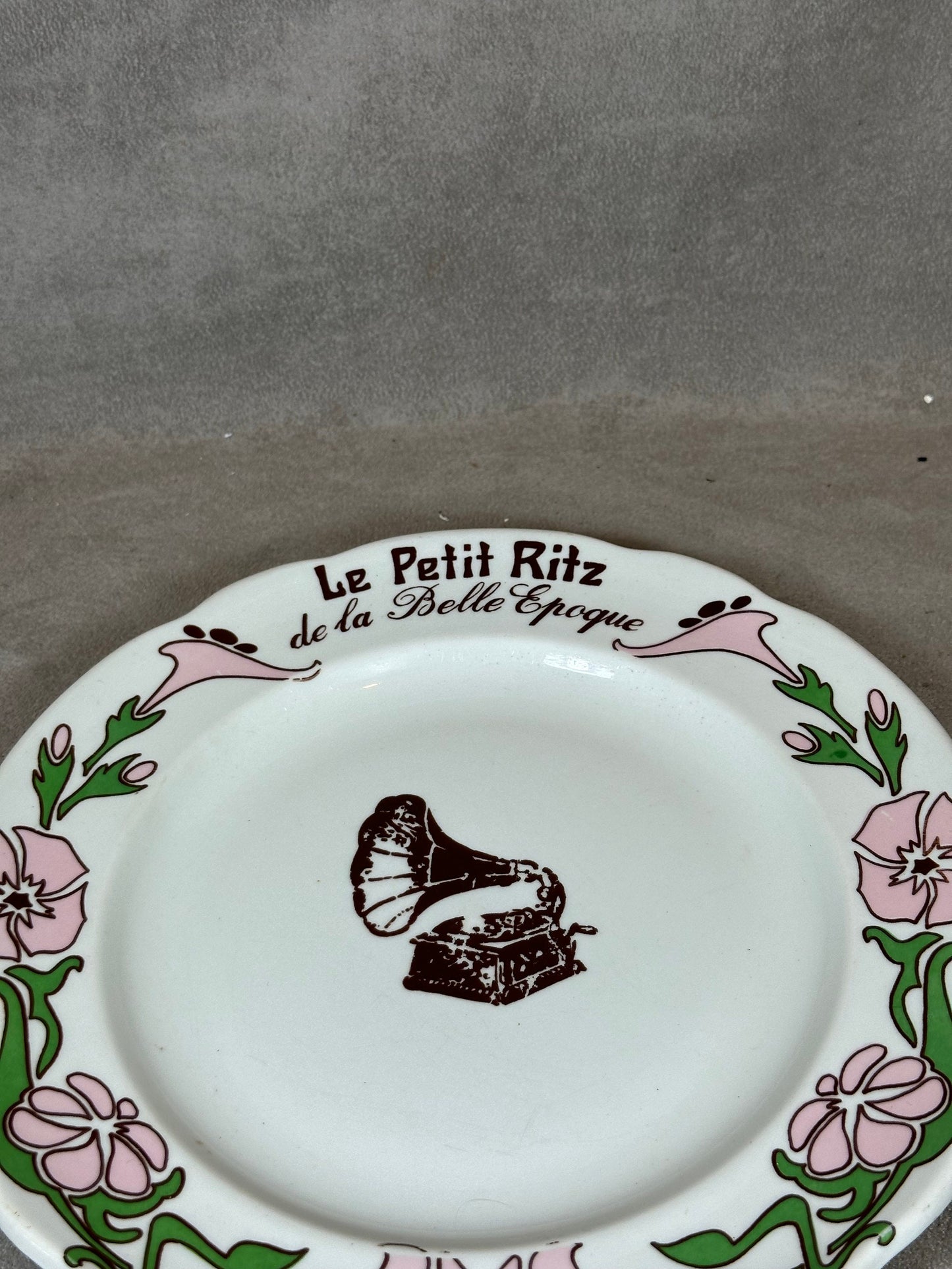 SELTENER prächtiger Teller von Le Petit Ritz aus der Belle Epoque. Hergestellt in Frankreich in den 1970er Jahren.