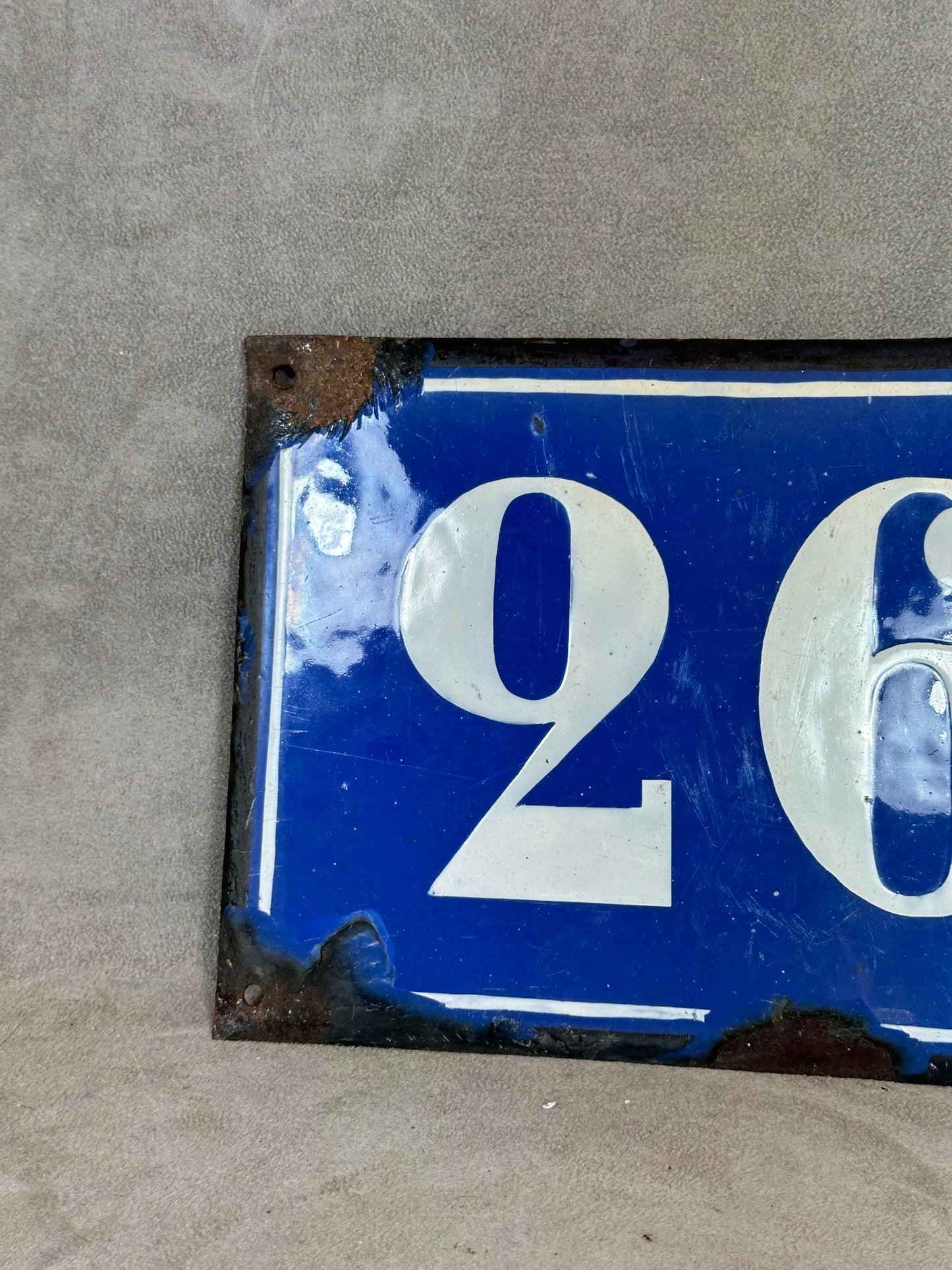 RARE Plaque de rue de ville Française Numéro 26 en tôle émaillée bleue, Made in France, Vintage 1950