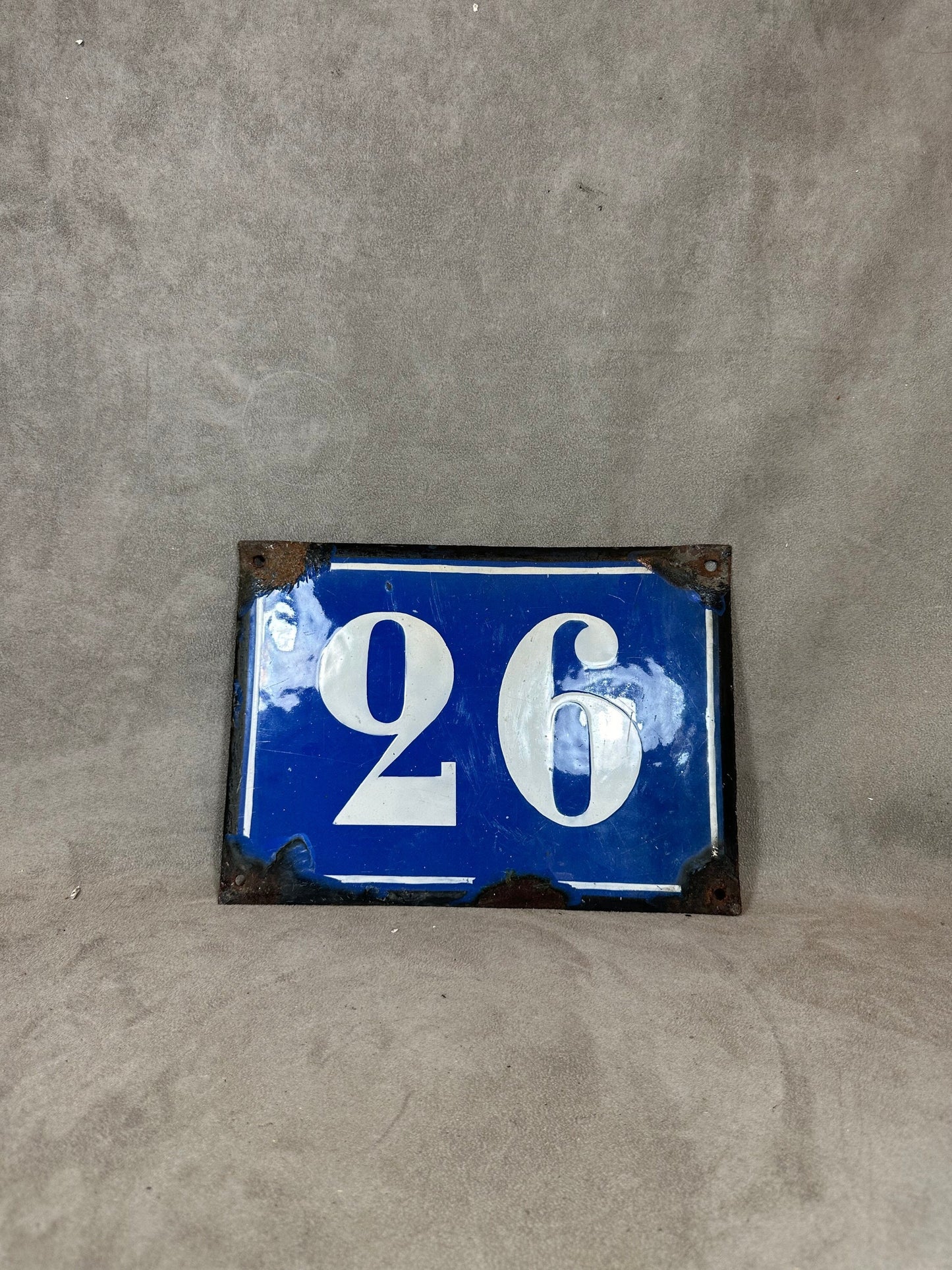 RARE Plaque de rue de ville Française Numéro 26 en tôle émaillée bleue, Made in France, Vintage 1950