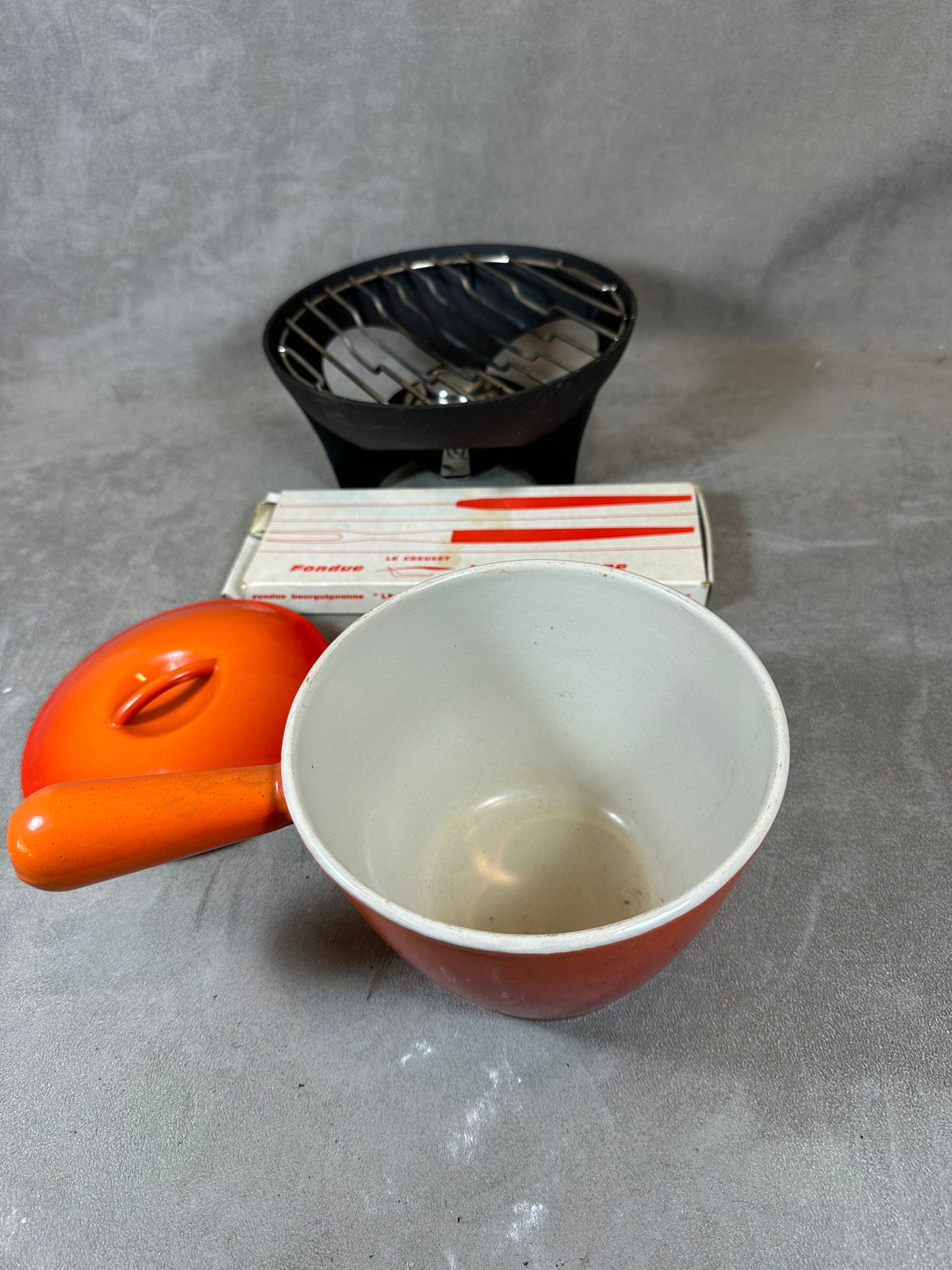 Vintage Fondue-Set aus emailliertem Gusseisen mit 6 Gabeln und 6 Spießen Le Creuset Made in France 