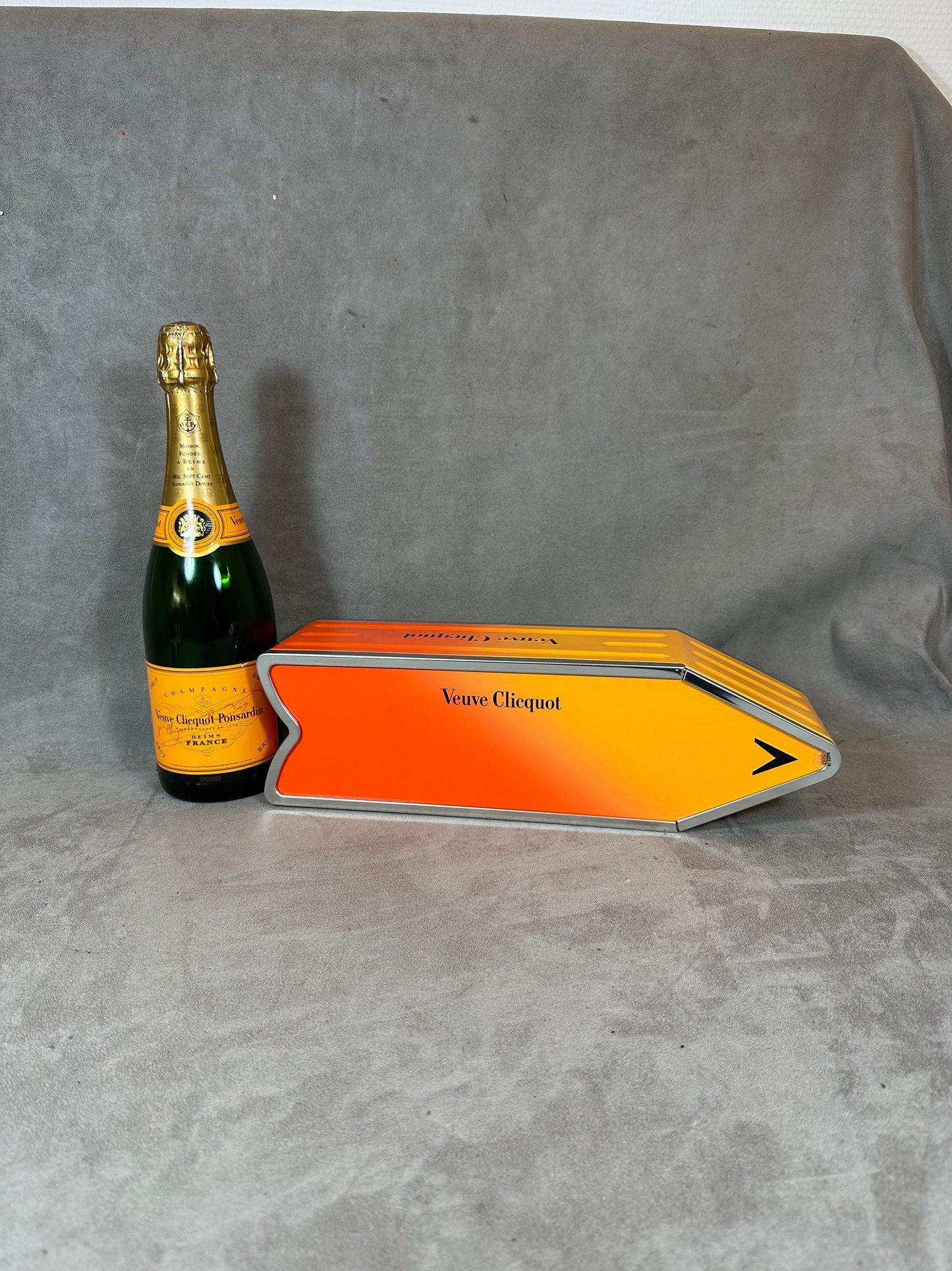 RARE Veuve Clicquot boite en métal panneau flèche orange Arrow box Année 1990