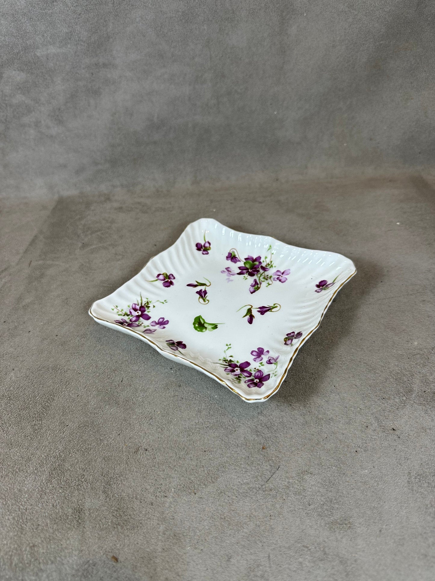 Cendrier petit plat en céramique anglaise Hammersley Violettes Victorienne Made in England vintage 1950