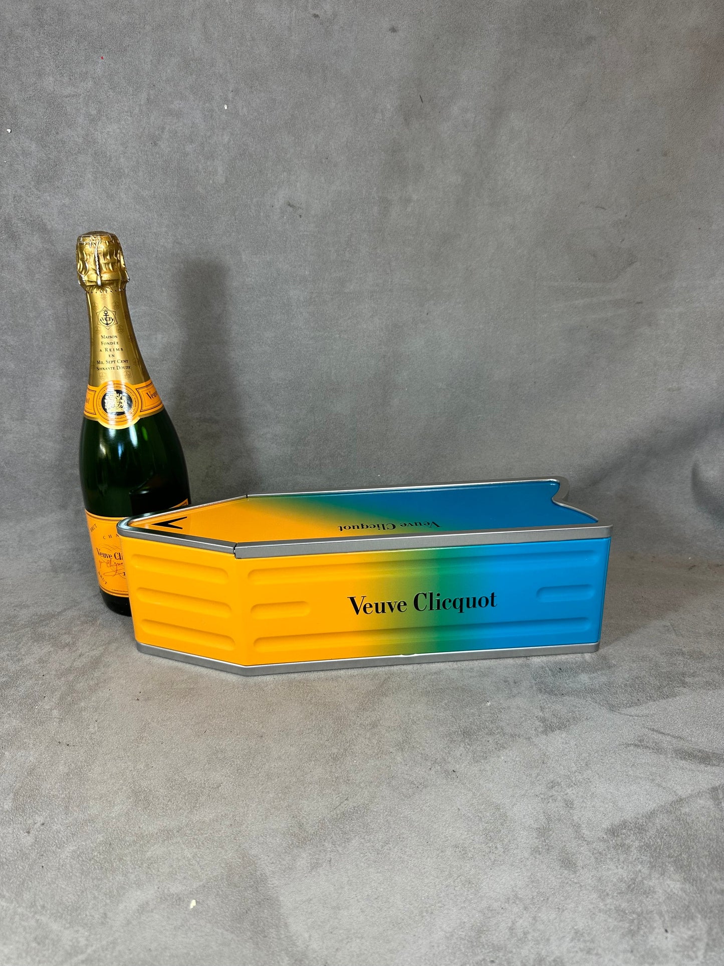 RARE Veuve Clicquot boite en métal panneau flèche orange et bleu Arrow box Année 1990