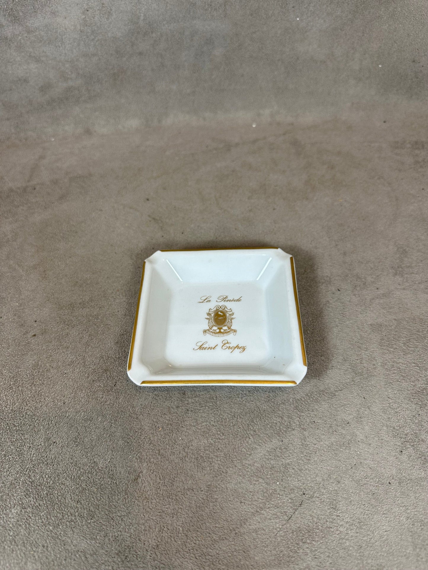 Vintage Werbeaschenbecher aus der Luxushotelresidenz La Pinède in St. Tropez aus Porzellan von Bernardaud 1980er Jahre