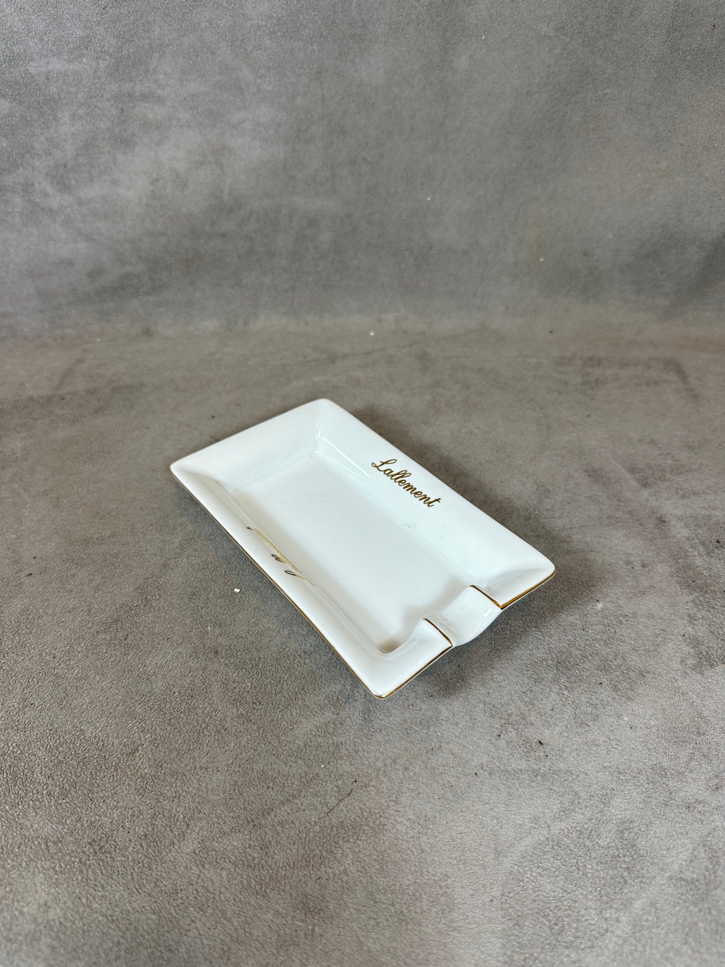 Vintage advertising ashtray from the luxury hotel Plaza Athénée Paris in porcelain 1970s