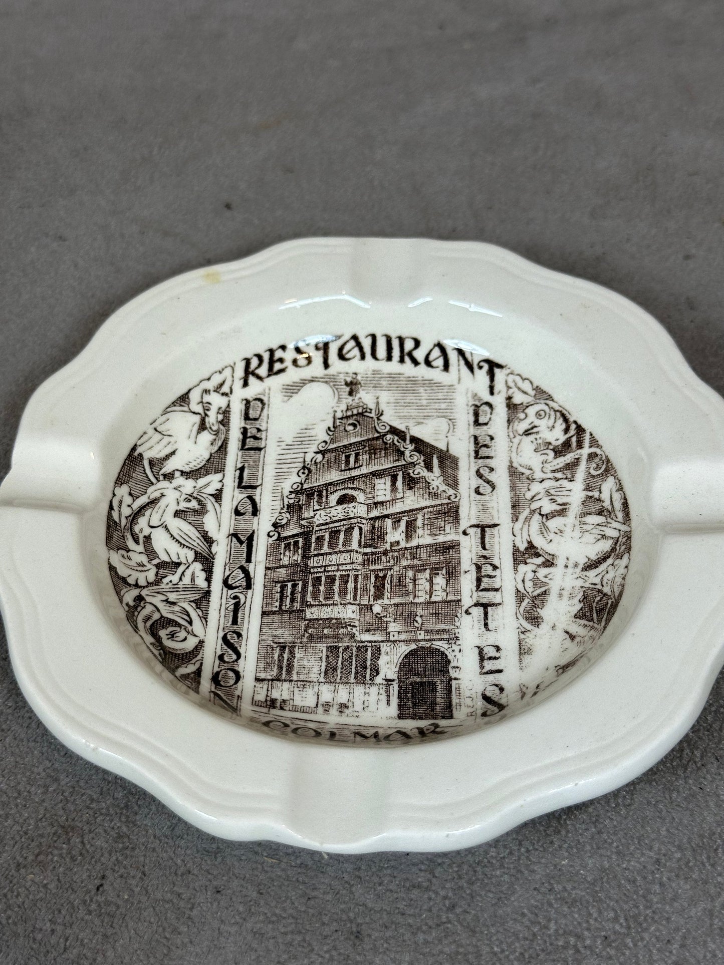 Cendrier publicitaire du restaurant Brasserie de la maison des têtes à Colmar vintage en faience Sarreguemines Made in France 1961