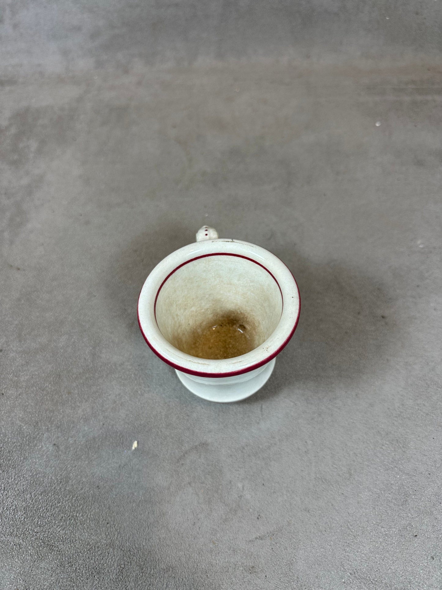 Tasse Brulot ancienne en faience blanche et rouge vintage Made in France Années 1920